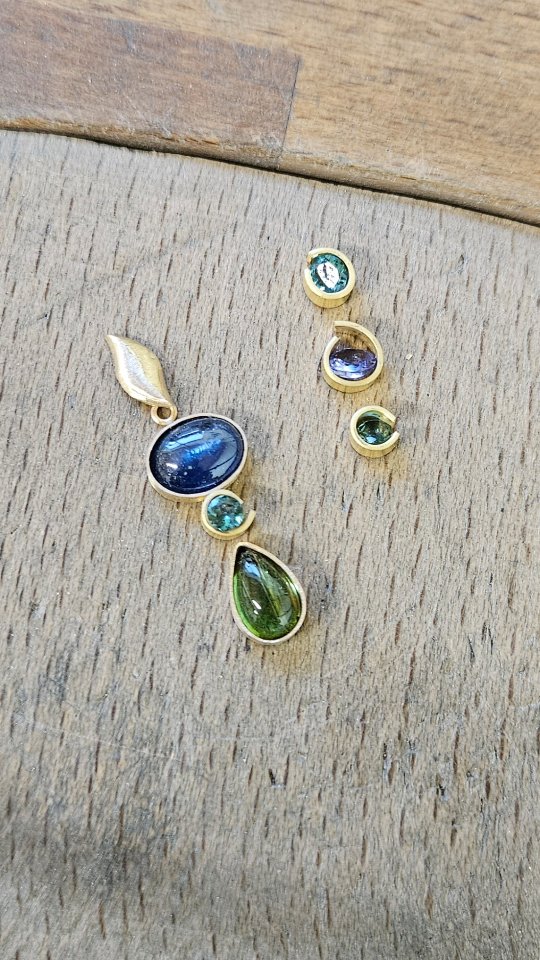 Hi!
I'm happy to announce that I made real progress with all the new pendants.
Have you been here before?
If not, feel free to check out my profile.
? Hi, my name is Juliane, I'm a goldsmith based in Germany, and I'm currently producing new stock.
All in 18k gold, all hand fabricated, and most of them with tourmalines. (I got some sapphires and tanzanites as well)
I often share progress reels, but also tipps and tricks from the workshop.
Please join and watch the new gold pendants coming to life ✨️✨️✨️
.
.
.
#goldsmith #handmadejewelry #customdesign #handengraved #18kgold