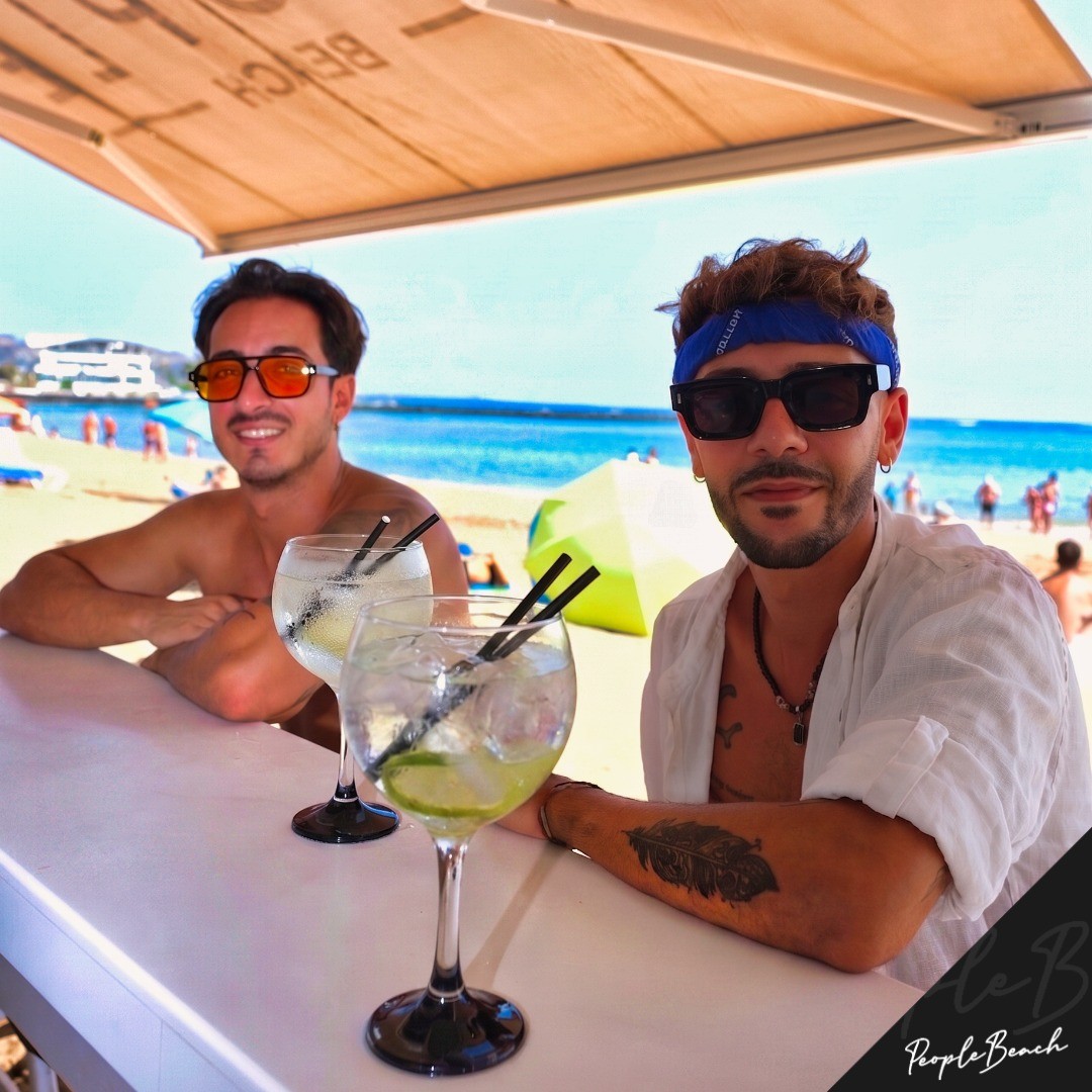 Ganas de playa, sol y una buena copa en la mejor compañía. ☀️🕶️ El verano eterno se vive y se brinda en nuestra barra. ¡Te esperamos!
📍 Playa del Camisón, Playa de Las Américas, Santa Cruz de Tenerife.
🌐 +info: www.peoplebeach.es
#travel #beachlife #paradise #cocktails #vacation #summervibes