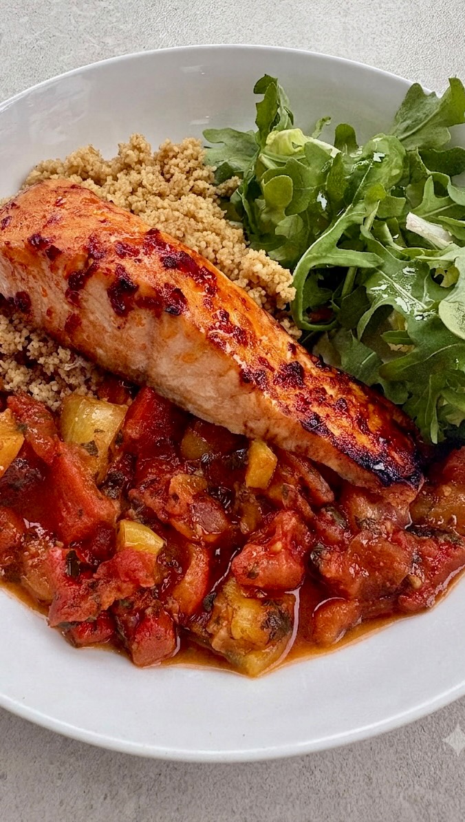 If you haven’t yet tried taktouka, then you really don’t know what you are missing! It’s a delicious Moroccan warm ‘salad’, although to me it’s a hot side dish, but what do I know!?
Blackened and skinned peppers are cooked with herbs, spices and skinned fresh tomatoes - just so good!
I served it with my honey harissa salmon fillets and some Ras el hanout spiced couscous.
Recipes on my website.
And yes I know, my reels need work! ?
Harissa paste - @belazu_co
Spices - @bartingredients
Tomatoes - @britishtomatoes