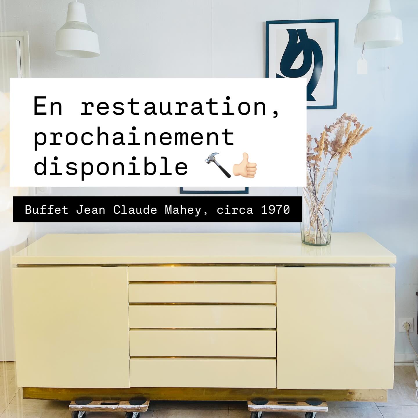 Une arrivée exceptionnelle à la boutique…
Magnifique buffet des années 70 signé Jean-Claude Mahey, designer emblématique du mobilier haut de gamme français.
Une pièce rare au design intemporel, reconnaissable entre mille avec ses lignes minimalistes, sa finition laquée brillante et ses délicats détails en laiton, signature de la maison Mahey.
Le genre de mobilier qui traverse les décennies sans prendre une ride et qui trouve naturellement sa place dans les plus beaux intérieurs, entre design vintage et décoration contemporaine.
Cette pièce va prochainement passer entre mes mains pour restauration. Elle ne sera donc pas disponible immédiatement, mais les personnes intéressées peuvent d’ores et déjà me contacter.
#jeanclaudemahey #design1970 #mobiliervintage #vintagedesign #buffetvintage designfrancais labrocbacott vintageshopfrance interiordesign mobiliercollection