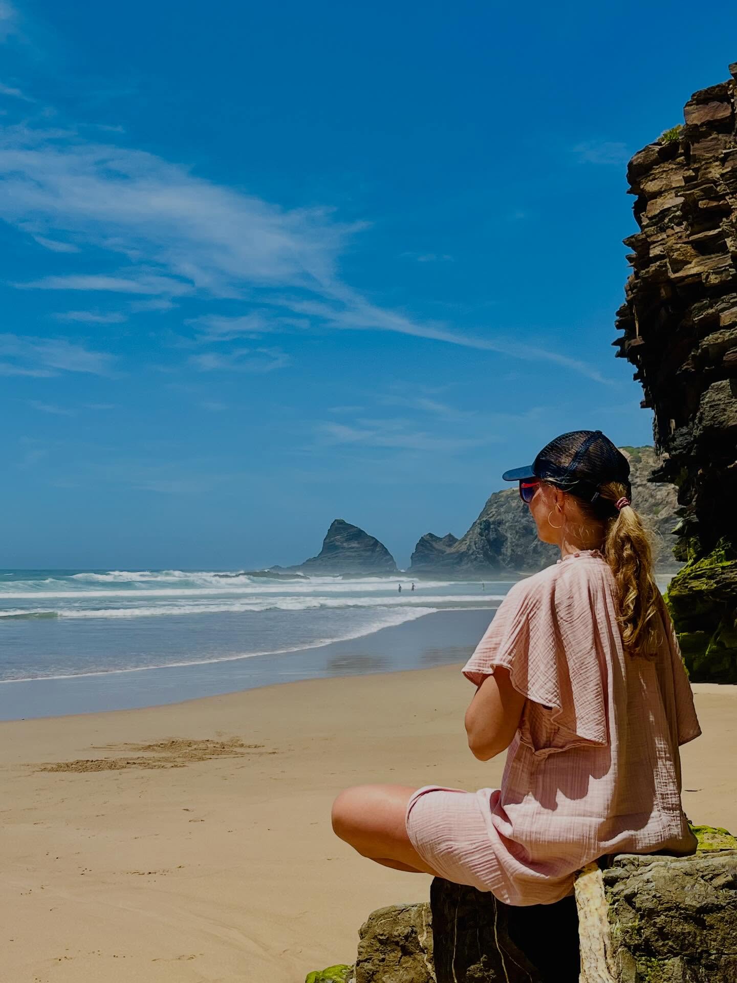 "Der Raum im Herzen
ist so weit wie das Universum.
In ihm sind Himmel und Erde,
Sonne, Mond und Sterne,
Feuer, Wind und alle Welten.
Alles, was existiert -
und alles, was noch entstehen wird."
aus den Upanishaden 🌊
Noch immer spüre ich den Wind des Atlantiks auf meiner Haut und die Weite dieses besonderen Ortes in meinem Herzen.
Vielleicht erinnert uns das Meer genau daran:
Dass unser Herz weiter ist, als wir oft glauben.
Atmen.
Lauschen.
Sein.
🌊🩷
I’ll be back...bist du nächstes Jahr dabei?
Re:connection with the Heart
Portugal Retreat
12.-19. Juni 2027
@landhotel_reguengo
Save the Date ✨
KRAFTORT | YOGA | PORTUGALRETREAT
