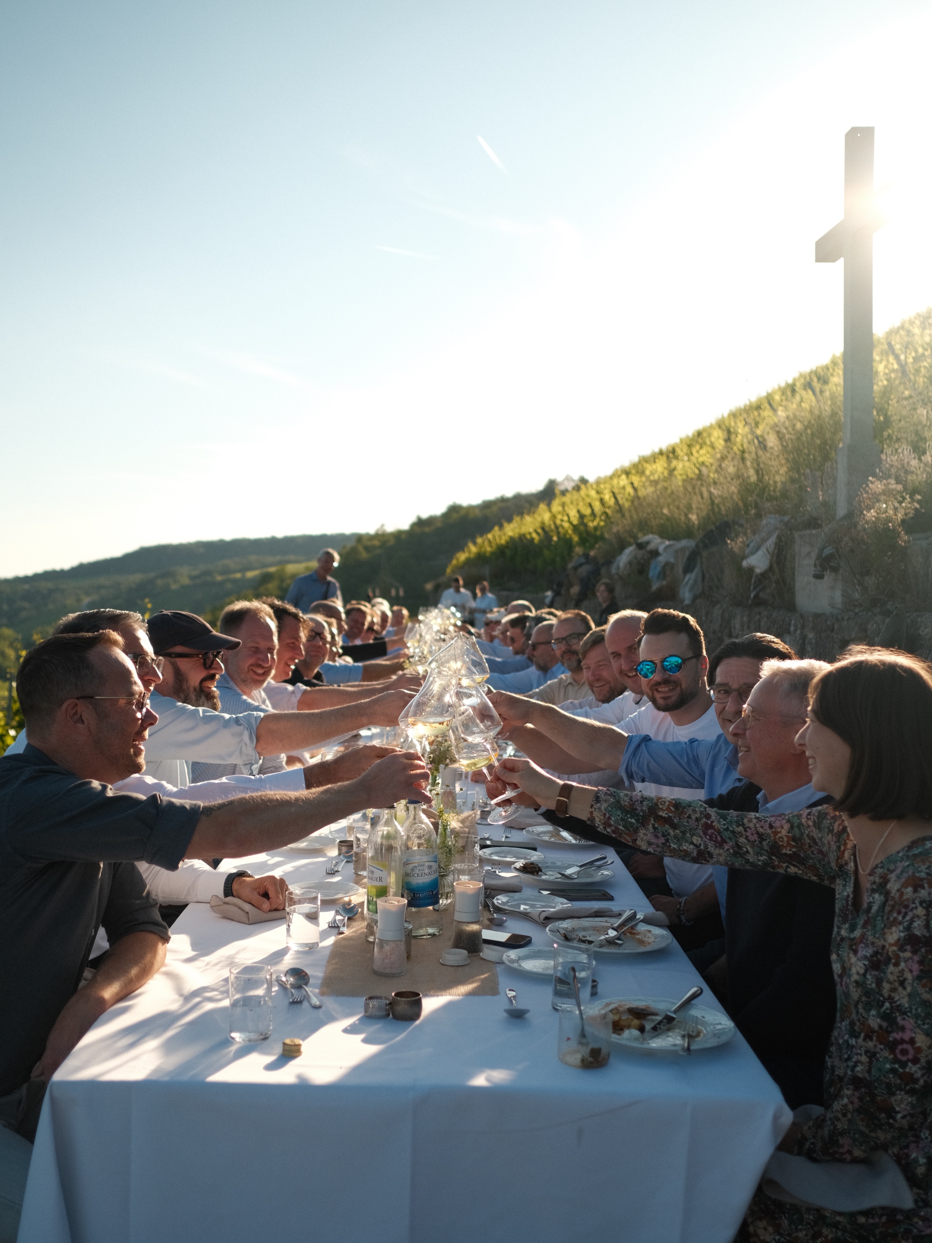 Die Güter Tagung 2026 - zu Gast bei uns im Weingut!
Es waren zwei Tage mit vielen guten Gesprächen, spannendem Austausch und natürlich tollen Weinen. Besonders gefreut hat uns, dass wie den Kolleginnen und Kollegen sowie den Agenturen einen Einblick in unsere Arbeit geben konnten.
Danke an Sebastian von @rotweissrose für die Verkostung und das Teilen deiner Expertise.
Ein weiteres Highlight war das Abendessen mitten in unserer Großen Lage HIMMELSPFAD bei Sonnenuntergang - die Atmosphäre war wunderschön ☺️ Danke auch an @gastfreunde für das richtig gute BBQ!
Schön, dass ihr alle da wart ?
#diegueter @diegueter.de