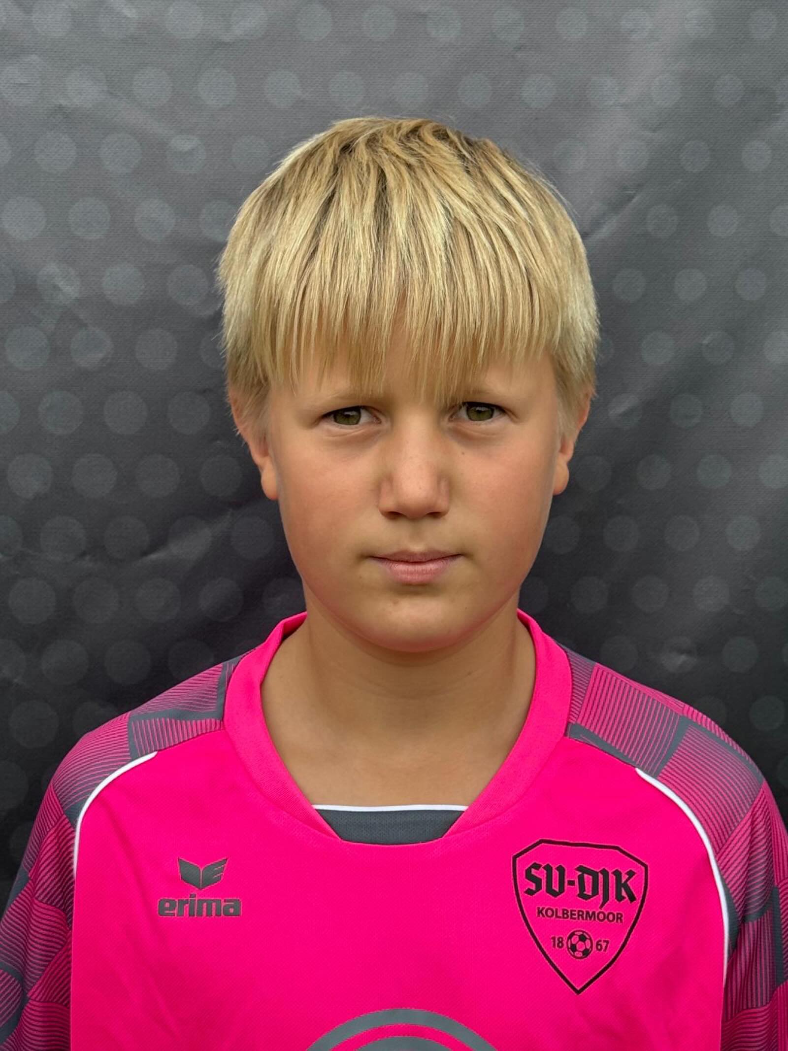 ??? Abschied von Niki Keidel???
Niki Keidel verlässt den SV DJK Kolbermoor und wechselt zur neuen Saison zum TSV 1860 Rosenheim.
Seit seiner Jugend spielte Niki ausschließlich für unseren Verein und entwickelte sich durch großen Einsatz und Trainingsfleiß kontinuierlich weiter. Als Torwart erreichte er mit der Berufung in den DFB-Stützpunkt Kolbermoor einen wichtigen Meilenstein seiner Entwicklung.
Nun geht er den nächsten Schritt und stellt sich beim TSV 1860 Rosenheim einer neuen Herausforderung. Wir sind stolz darauf, ihn auf seinem Weg begleitet zu haben, und freuen uns, wenn Spieler aus dem eigenen Nachwuchs die Chance erhalten, sich auf höherem Niveau weiterzuentwickeln.
Wir bedanken uns herzlich für seinen Einsatz im Trikot des SV DJK Kolbermoor und wünschen ihm für seine sportliche und persönliche Zukunft viel Erfolg, Gesundheit und weiterhin große Freude am Fußball.
Alles Gute, Niki – die Turner Alm wird immer ein Stück Heimat für dich bleiben! ❤️?
#DankeNiki #SVDJKKolbermoor #TurnerAlm #Jugendförderung #Torwart TSV1860Rosenheim DFBStützpunkt UNSschreibtmangemeinsam ❤️?⚽?