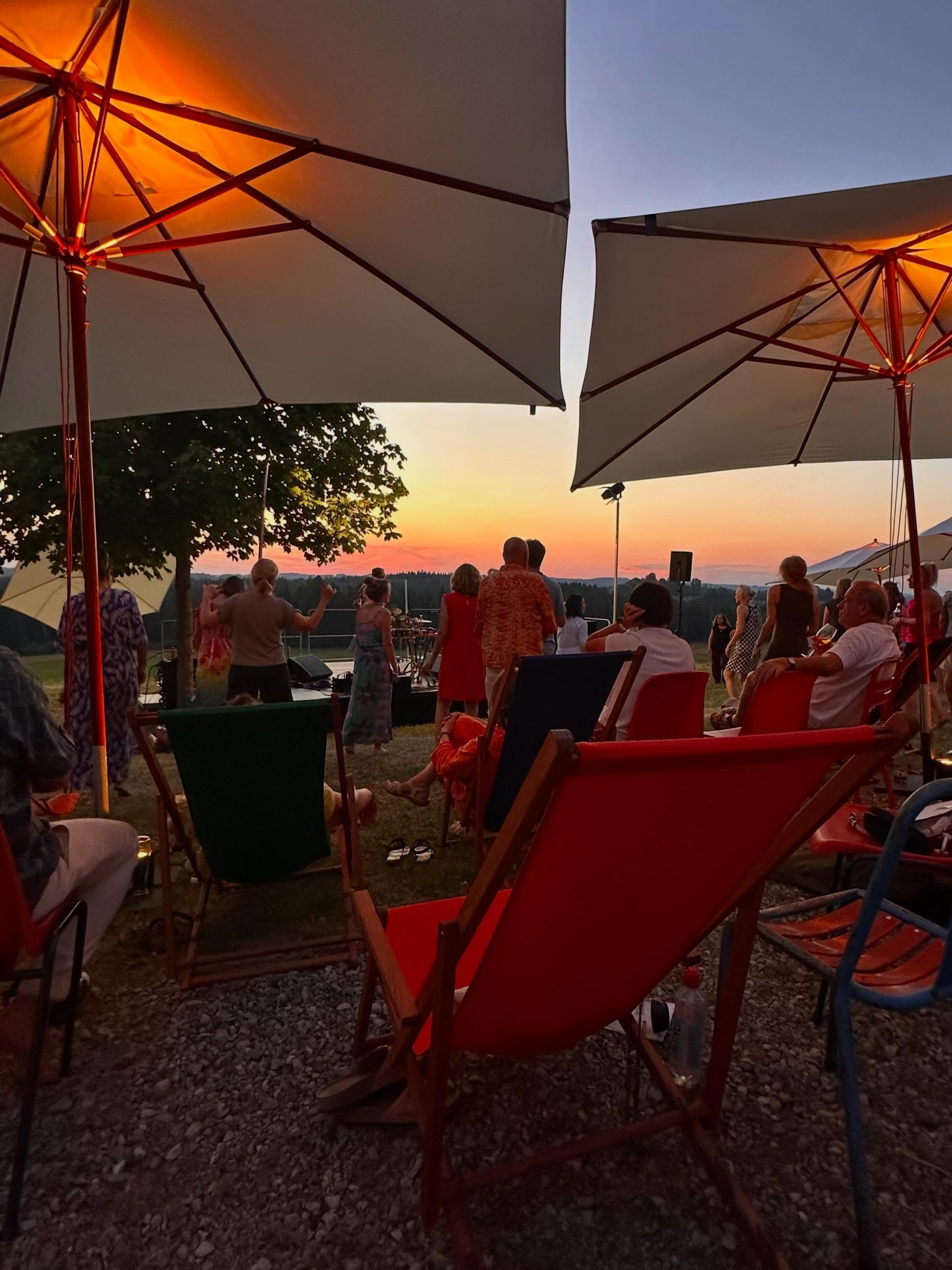 Lust auf Sommernachtslounge im Grünen?
Oder unkompliziert einfach so an der Bar entspannen?
Einfach mal barfuß durch den Sommerabend tanzen?
Ne halbe Stunde von meiner Ferienwohnung DAS SCHELLENWIES in Nantesbuch.
Da geht das.
Einfach so und ganz unkompliziert.
Mitten in schönster Alpenvorlandskulisse.
Natur pur.
#stiftungkunstundnatur
#nantesbuchtanzt
#genussmomente
#nature