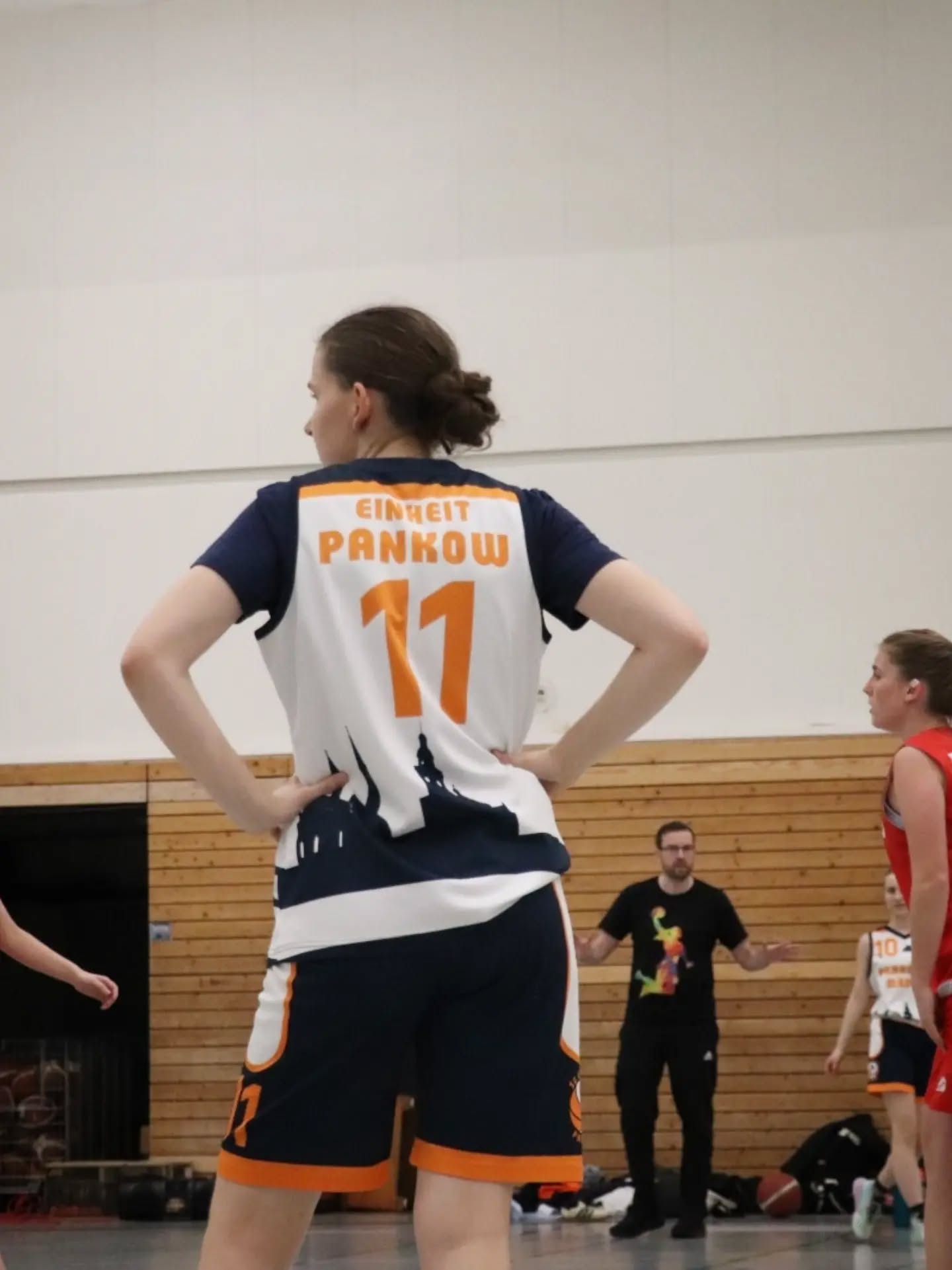 Saisonbericht wu18 Was für eine Saison! Für mich persönlich war es die erste Spielzeit als Trainer dieser Mannschaft – und ich könnte kaum stolzer auf das sein, was die Spielerinnen gemeinsam erreicht haben. Mit einer tollen Bilanz von 10 Siegen aus 10 Spielen hat sich unser Team souverän an die Spitze der Berliner Landesliga A gesetzt. Viele Partien konnten wir mit deutlichem Vorsprung für uns entscheiden. Gleichzeitig haben die Spielerinnen auch in schwierigen Momenten ihre Qualität und ihren Charakter gezeigt: Die knappen Siege gegen Bernau sowie gegen Marzahn nach Verlängerung waren echte Prüfsteine, die das Team mit großem Einsatz, Zusammenhalt und Nervenstärke gemeistert hat. Besonders gefreut hat mich die Entwicklung der Mannschaft als Ganzes. Von Beginn an war spürbar, dass eine außergewöhnliche Teamchemie entsteht. Unsere Führungsspielerinnen haben Verantwortung übernommen und das Team getragen, gleichzeitig konnten sich auch alle anderen Spielerinnen immer wieder hervorragend einbringen. Die große Stärke dieser Mannschaft war ihre Breite: An jedem Spieltag waren es andere Spielerinnen, die sich ins Rampenlicht spielten und entscheidende Akzente setzten. Genau diese Entwicklung war eines unserer wichtigsten Saisonziele. Deshalb haben wir uns bewusst dafür entschieden, in der Landesliga anzutreten, obwohl das Team durchaus das Potenzial für die höchste Berliner Spielklasse gehabt hätte. Wir wollten eine Plattform schaffen, auf der sich jede Spielerin weiterentwickeln kann, durch Spielzeit und die Möglichkeit Verantwortung zu übernehmen. Der Fortschritt, den unsere Mädels dabei gemacht haben, ist beeindruckend. Diese perfekte Saison war das Ergebnis harter Arbeit, großer Leidenschaft und eines außergewöhnlichen Teamgeistes. Wer die Spiele erlebt hat, weiß, wie viel Energie und Freude diese Mannschaft auf das Feld gebracht hat. Für die wu18 spielten
Lina, Lili, Anni, Yella, Lena, Mira, Elda, Rania, Ida, Lotta, Luise, Leo, Luzie, Kathi Best Assistant: Pauli Coach Chris
💙🧡🏀 #einheitpankowbasketball #playlikeagirl