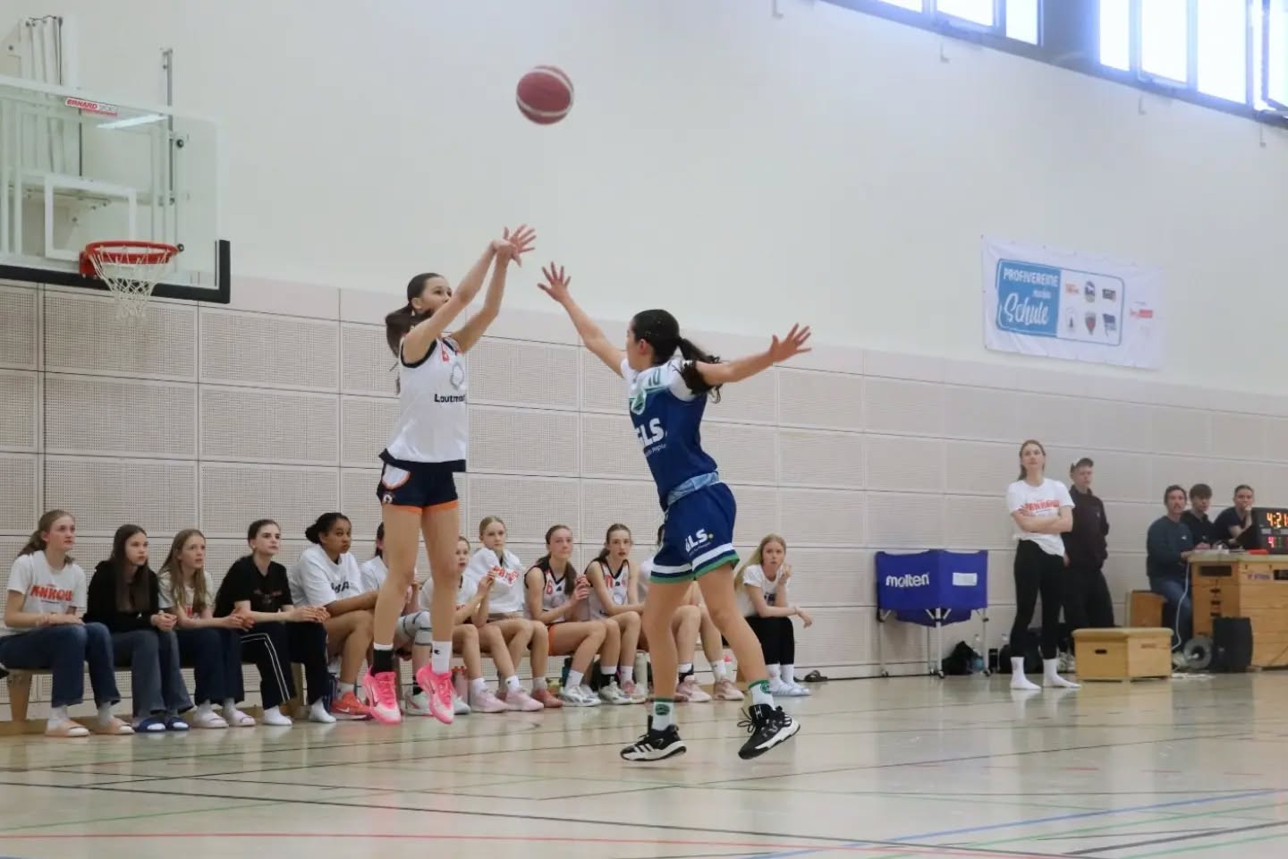 Saisonbericht wu14-1 Was eine Saison! "Nach der Saison ist vor der Saison." Der Spruch war 2025 nicht nur eine Floskel. Nach dem letzten Top4 im März hatten wir nur kurz Zeit die 2013er wieder im Team ankommen zu lassen, bevor es beim BASS-Cup in die erste Vorbereitung ging. Bei dem Turnier fehlten viele Leistungsträger, was eine gute Möglichkeit bat, zu schauen, woran wir mit der "2. Fünf" arbeiten mussten. Wir beendeten dieses erste Turnier erfolgreich auf dem 3. Platz. Zwei Wochen später dann der erste Härtetest: der Hermut-Weber-Cup, der explizit als Leistungsturnier ausgeschrieben ist, sodass wir hier einen echten Test für die OL-Quali bekamen. Sicherlich war die Platzierung am Ende eher zweitrangig, dennoch haben wir uns über den 3. Platz und das damit sehr gute Ergebnis gefreut. Nur 3 Wochen später dann das nächste große Turnier. Und das auch noch in heimischen Hallen: wir luden zur Wu14-OL-Quali ein. Nach zwei langen heißen Tagen, die ohne unsere Helfer:innen, und vor allem wu14-Eltern nicht möglich gewesen wären, beendeten wir auch dieses Turnier auf dem 3. Platz. Das wichtigste aber war, dass wir 2025/26 wieder in der OL spielen würden. Nach den Sommerferien ging dann die Hauptrunde los. Das ganz klare Ziel: zur Rückrunde in die OL 1 kommen, um sich da für das Top4 zu qualifizieren. Mit 2 knappen Niederlagen gegen BASS nach insgesamt 10 Spielen landeten wir auf dem 2. Platz und konnten so hinter das erste Ziel einen Haken setzen.
In der OL1 spielte noch mal jeder gegen jeden. Mit nur einer weiteren Niederlage - wieder gegen BASS - zogen wir ins Top4 um die Berliner Meisterschaft ein. Im Halbfinale ging es gegen ALBA. Ein deutlicher Sieg katapultiere uns ins Finale und somit in die Ostdeutsche Meisterschaft. Verletzungsbedingt konnten wir BASS auf dem Parkett nur teilweise Einhalt gebieten. Aufgrund administrativer Fehler wurde uns im Nachhinein jedoch formal die Berliner Meisterschaft am Grünen Tisch zugesprochen. Auf das Ausspielen der Ostdeutschen verzichteten wir, da nur noch BASS sich dafür anmeldete und sich somit beide Teams schon für die Norddeutsche qualifiziert hatten. (Weiter in den Kommentaren...) #einheitpankowbasketball
