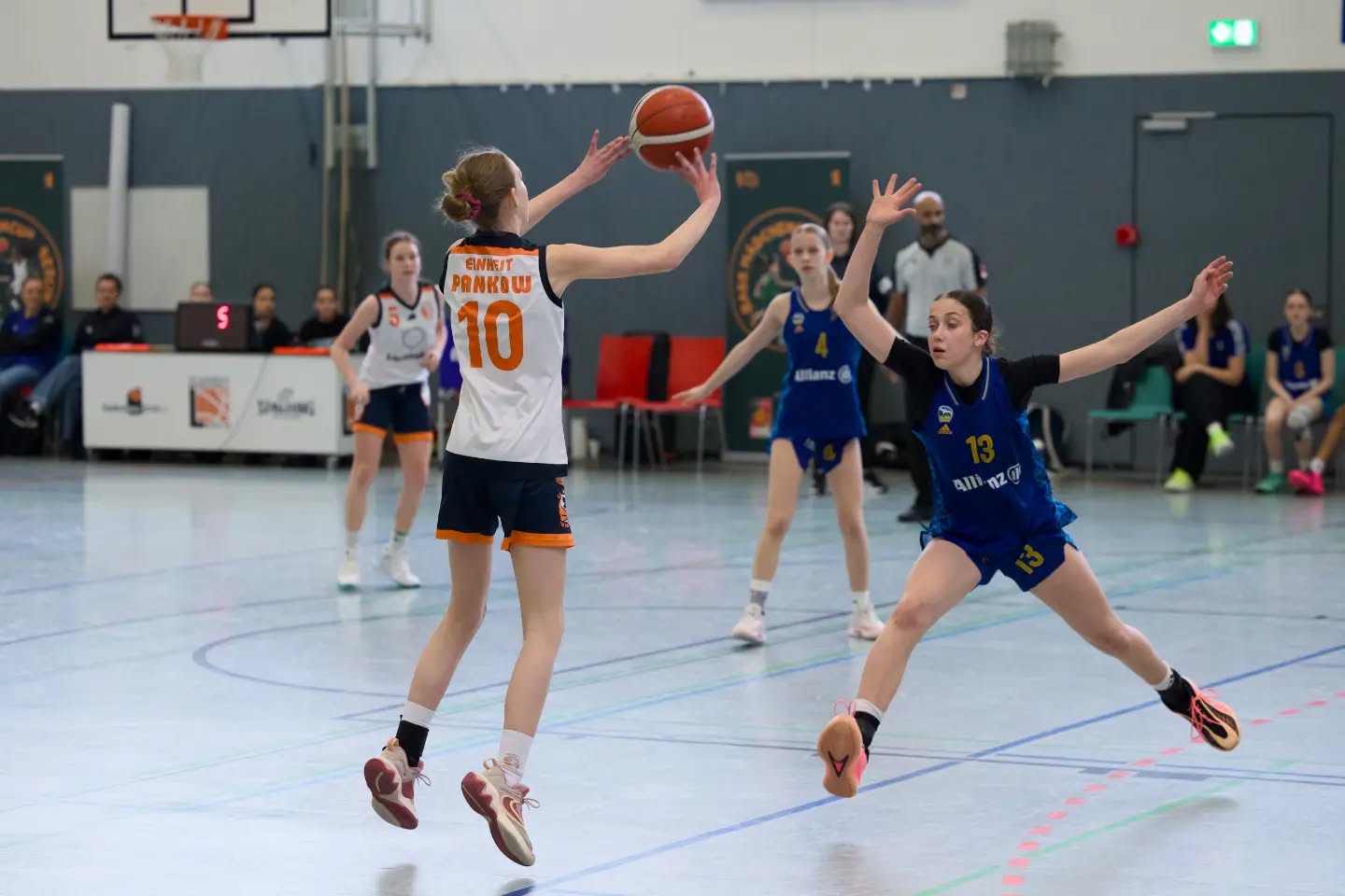 Saisonbericht wu14-1 Was eine Saison! "Nach der Saison ist vor der Saison." Der Spruch war 2025 nicht nur eine Floskel. Nach dem letzten Top4 im März hatten wir nur kurz Zeit die 2013er wieder im Team ankommen zu lassen, bevor es beim BASS-Cup in die erste Vorbereitung ging. Bei dem Turnier fehlten viele Leistungsträger, was eine gute Möglichkeit bat, zu schauen, woran wir mit der "2. Fünf" arbeiten mussten. Wir beendeten dieses erste Turnier erfolgreich auf dem 3. Platz. Zwei Wochen später dann der erste Härtetest: der Hermut-Weber-Cup, der explizit als Leistungsturnier ausgeschrieben ist, sodass wir hier einen echten Test für die OL-Quali bekamen. Sicherlich war die Platzierung am Ende eher zweitrangig, dennoch haben wir uns über den 3. Platz und das damit sehr gute Ergebnis gefreut. Nur 3 Wochen später dann das nächste große Turnier. Und das auch noch in heimischen Hallen: wir luden zur Wu14-OL-Quali ein. Nach zwei langen heißen Tagen, die ohne unsere Helfer:innen, und vor allem wu14-Eltern nicht möglich gewesen wären, beendeten wir auch dieses Turnier auf dem 3. Platz. Das wichtigste aber war, dass wir 2025/26 wieder in der OL spielen würden. Nach den Sommerferien ging dann die Hauptrunde los. Das ganz klare Ziel: zur Rückrunde in die OL 1 kommen, um sich da für das Top4 zu qualifizieren. Mit 2 knappen Niederlagen gegen BASS nach insgesamt 10 Spielen landeten wir auf dem 2. Platz und konnten so hinter das erste Ziel einen Haken setzen.
In der OL1 spielte noch mal jeder gegen jeden. Mit nur einer weiteren Niederlage - wieder gegen BASS - zogen wir ins Top4 um die Berliner Meisterschaft ein. Im Halbfinale ging es gegen ALBA. Ein deutlicher Sieg katapultiere uns ins Finale und somit in die Ostdeutsche Meisterschaft. Verletzungsbedingt konnten wir BASS auf dem Parkett nur teilweise Einhalt gebieten. Aufgrund administrativer Fehler wurde uns im Nachhinein jedoch formal die Berliner Meisterschaft am Grünen Tisch zugesprochen. Auf das Ausspielen der Ostdeutschen verzichteten wir, da nur noch BASS sich dafür anmeldete und sich somit beide Teams schon für die Norddeutsche qualifiziert hatten. (Weiter in den Kommentaren...) #einheitpankowbasketball
