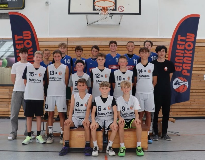 Saisonbericht mu14-2/3 Letzten Herbst startete eine große Trainingsgruppe die sowohl Landesliga als auch Bezirksliga spielte in eine aufregende Saison. Das Team bestand aus erfahrenen u14ern aber auch engagierten u13ern und u12ern, was für alle ganz neu war.
Das führte unter anderem dazu, dass wir oftmals gegen ältere und größere Gegner spielen sollten.
Gerade am Anfang fiel es uns recht schwer, gegen körperliche Teams dagegen zu halten und unsere Stärken auszuspielen. Wir bekamen es aber über das Jahr hinweg immer besser hin, unsere Stärke von Tempo und intensiver Defense auszuspielen. Das brachte uns in der Bezirksliga über die ganze Saison hinweg viele tolle Spiele mit einigen Siegen.
In der Landesliga fiel uns gerade in der Hinrunde das schnelle Spiel sehr schwer, in der Rückrunde haben wir das Ruder rumgedreht und selbst ein paar Teams überrannt. Vor allem sind wir aber als Teammates gewachsen und trotz einiger Rückschläge immer ein tolles Team gewesen.
Durch unseren Teamgeist und Einsatz erkämpften wir uns in der Landesliga einen 7. Platz und in der Bezirksliga Platz 1. Diese Saison voller Höhen und Tiefen ist nun vorbei und einige Jungs trifft man bald in den U14 Oberligen und Landesligen, andere schon in der u16!