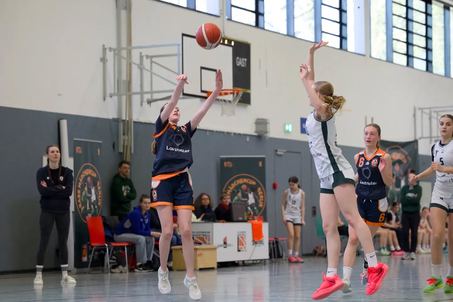 Saisonbericht wu14-1 Was eine Saison! "Nach der Saison ist vor der Saison." Der Spruch war 2025 nicht nur eine Floskel. Nach dem letzten Top4 im März hatten wir nur kurz Zeit die 2013er wieder im Team ankommen zu lassen, bevor es beim BASS-Cup in die erste Vorbereitung ging. Bei dem Turnier fehlten viele Leistungsträger, was eine gute Möglichkeit bat, zu schauen, woran wir mit der "2. Fünf" arbeiten mussten. Wir beendeten dieses erste Turnier erfolgreich auf dem 3. Platz. Zwei Wochen später dann der erste Härtetest: der Hermut-Weber-Cup, der explizit als Leistungsturnier ausgeschrieben ist, sodass wir hier einen echten Test für die OL-Quali bekamen. Sicherlich war die Platzierung am Ende eher zweitrangig, dennoch haben wir uns über den 3. Platz und das damit sehr gute Ergebnis gefreut. Nur 3 Wochen später dann das nächste große Turnier. Und das auch noch in heimischen Hallen: wir luden zur Wu14-OL-Quali ein. Nach zwei langen heißen Tagen, die ohne unsere Helfer:innen, und vor allem wu14-Eltern nicht möglich gewesen wären, beendeten wir auch dieses Turnier auf dem 3. Platz. Das wichtigste aber war, dass wir 2025/26 wieder in der OL spielen würden. Nach den Sommerferien ging dann die Hauptrunde los. Das ganz klare Ziel: zur Rückrunde in die OL 1 kommen, um sich da für das Top4 zu qualifizieren. Mit 2 knappen Niederlagen gegen BASS nach insgesamt 10 Spielen landeten wir auf dem 2. Platz und konnten so hinter das erste Ziel einen Haken setzen.
In der OL1 spielte noch mal jeder gegen jeden. Mit nur einer weiteren Niederlage - wieder gegen BASS - zogen wir ins Top4 um die Berliner Meisterschaft ein. Im Halbfinale ging es gegen ALBA. Ein deutlicher Sieg katapultiere uns ins Finale und somit in die Ostdeutsche Meisterschaft. Verletzungsbedingt konnten wir BASS auf dem Parkett nur teilweise Einhalt gebieten. Aufgrund administrativer Fehler wurde uns im Nachhinein jedoch formal die Berliner Meisterschaft am Grünen Tisch zugesprochen. Auf das Ausspielen der Ostdeutschen verzichteten wir, da nur noch BASS sich dafür anmeldete und sich somit beide Teams schon für die Norddeutsche qualifiziert hatten. (Weiter in den Kommentaren...) #einheitpankowbasketball