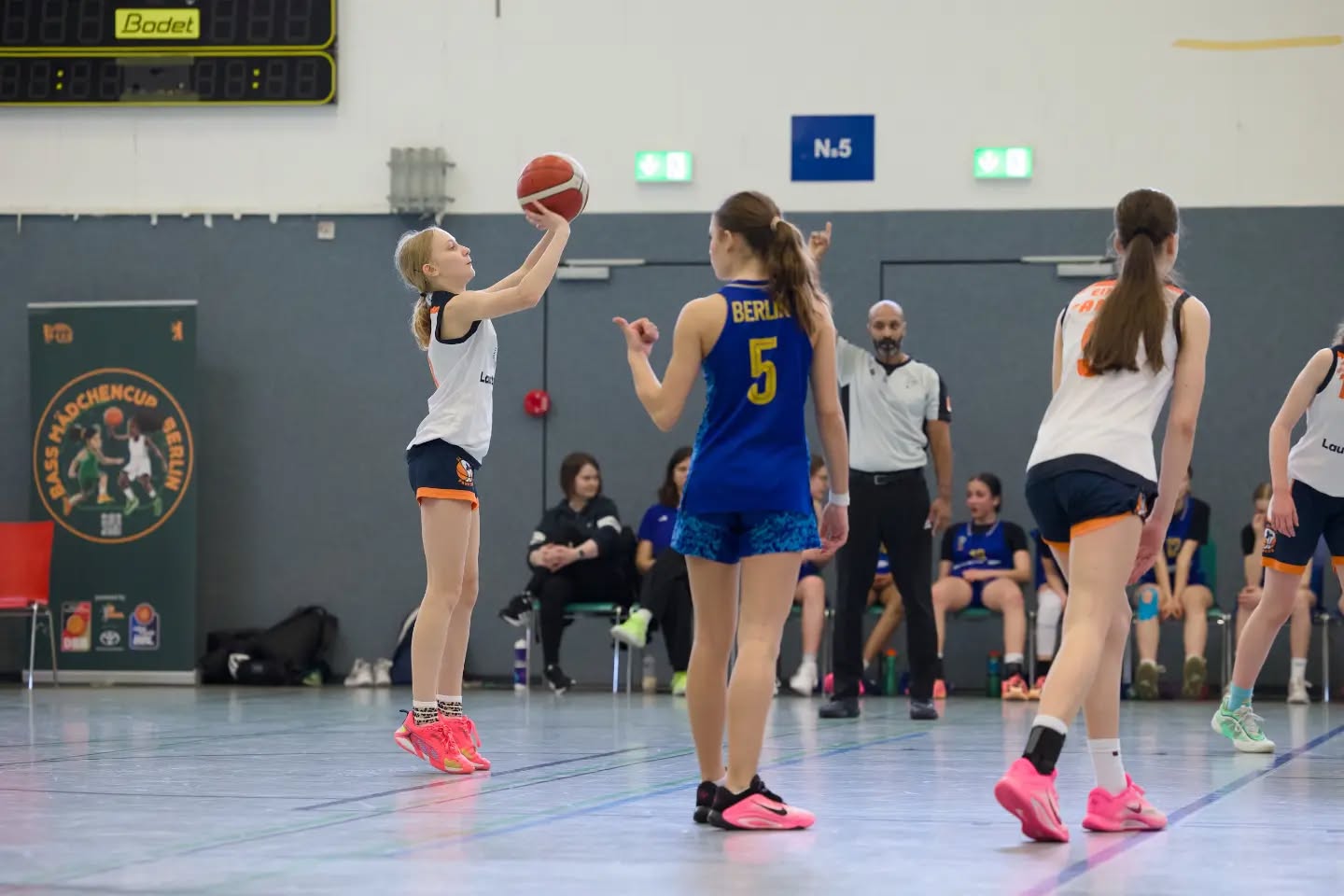 Saisonbericht wu14-1 Was eine Saison! "Nach der Saison ist vor der Saison." Der Spruch war 2025 nicht nur eine Floskel. Nach dem letzten Top4 im März hatten wir nur kurz Zeit die 2013er wieder im Team ankommen zu lassen, bevor es beim BASS-Cup in die erste Vorbereitung ging. Bei dem Turnier fehlten viele Leistungsträger, was eine gute Möglichkeit bat, zu schauen, woran wir mit der "2. Fünf" arbeiten mussten. Wir beendeten dieses erste Turnier erfolgreich auf dem 3. Platz. Zwei Wochen später dann der erste Härtetest: der Hermut-Weber-Cup, der explizit als Leistungsturnier ausgeschrieben ist, sodass wir hier einen echten Test für die OL-Quali bekamen. Sicherlich war die Platzierung am Ende eher zweitrangig, dennoch haben wir uns über den 3. Platz und das damit sehr gute Ergebnis gefreut. Nur 3 Wochen später dann das nächste große Turnier. Und das auch noch in heimischen Hallen: wir luden zur Wu14-OL-Quali ein. Nach zwei langen heißen Tagen, die ohne unsere Helfer:innen, und vor allem wu14-Eltern nicht möglich gewesen wären, beendeten wir auch dieses Turnier auf dem 3. Platz. Das wichtigste aber war, dass wir 2025/26 wieder in der OL spielen würden. Nach den Sommerferien ging dann die Hauptrunde los. Das ganz klare Ziel: zur Rückrunde in die OL 1 kommen, um sich da für das Top4 zu qualifizieren. Mit 2 knappen Niederlagen gegen BASS nach insgesamt 10 Spielen landeten wir auf dem 2. Platz und konnten so hinter das erste Ziel einen Haken setzen.
In der OL1 spielte noch mal jeder gegen jeden. Mit nur einer weiteren Niederlage - wieder gegen BASS - zogen wir ins Top4 um die Berliner Meisterschaft ein. Im Halbfinale ging es gegen ALBA. Ein deutlicher Sieg katapultiere uns ins Finale und somit in die Ostdeutsche Meisterschaft. Verletzungsbedingt konnten wir BASS auf dem Parkett nur teilweise Einhalt gebieten. Aufgrund administrativer Fehler wurde uns im Nachhinein jedoch formal die Berliner Meisterschaft am Grünen Tisch zugesprochen. Auf das Ausspielen der Ostdeutschen verzichteten wir, da nur noch BASS sich dafür anmeldete und sich somit beide Teams schon für die Norddeutsche qualifiziert hatten. (Weiter in den Kommentaren...) #einheitpankowbasketball