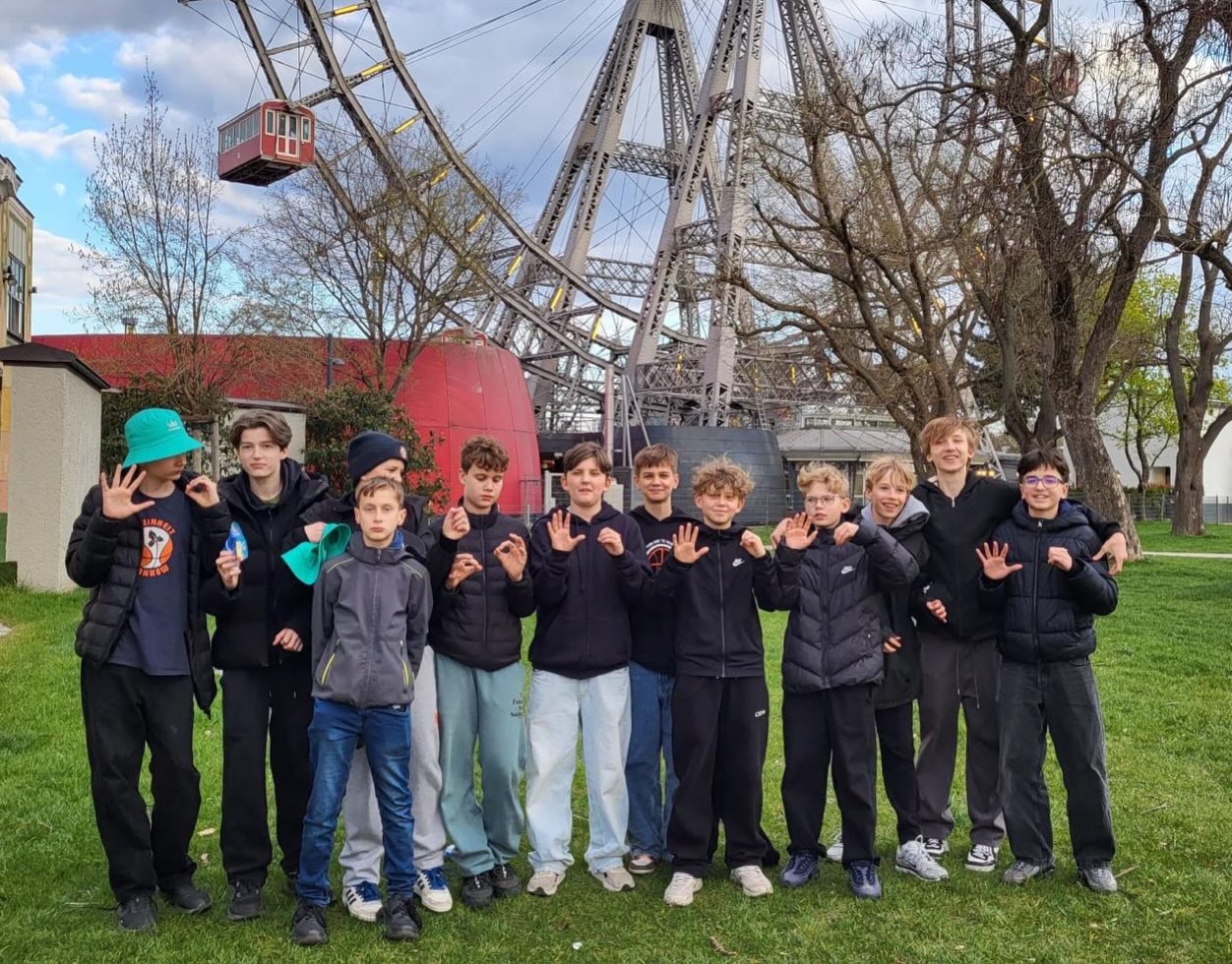 Saisonbericht mu14-2/3 Letzten Herbst startete eine große Trainingsgruppe die sowohl Landesliga als auch Bezirksliga spielte in eine aufregende Saison. Das Team bestand aus erfahrenen u14ern aber auch engagierten u13ern und u12ern, was für alle ganz neu war.
Das führte unter anderem dazu, dass wir oftmals gegen ältere und größere Gegner spielen sollten.
Gerade am Anfang fiel es uns recht schwer, gegen körperliche Teams dagegen zu halten und unsere Stärken auszuspielen. Wir bekamen es aber über das Jahr hinweg immer besser hin, unsere Stärke von Tempo und intensiver Defense auszuspielen. Das brachte uns in der Bezirksliga über die ganze Saison hinweg viele tolle Spiele mit einigen Siegen.
In der Landesliga fiel uns gerade in der Hinrunde das schnelle Spiel sehr schwer, in der Rückrunde haben wir das Ruder rumgedreht und selbst ein paar Teams überrannt. Vor allem sind wir aber als Teammates gewachsen und trotz einiger Rückschläge immer ein tolles Team gewesen.
Durch unseren Teamgeist und Einsatz erkämpften wir uns in der Landesliga einen 7. Platz und in der Bezirksliga Platz 1. Diese Saison voller Höhen und Tiefen ist nun vorbei und einige Jungs trifft man bald in den U14 Oberligen und Landesligen, andere schon in der u16!
