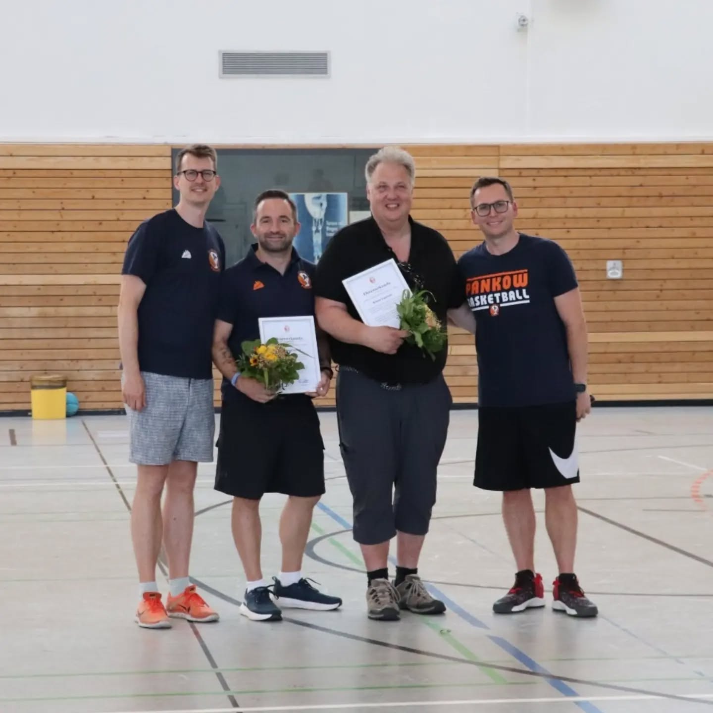 Saisonabschluss 2026 Am vergangenen Mittwoch trafen wir uns alle quasi direkt nach eurer Zeugnisvergabe, um die Saison 2025/26 zu feiern und beim alljährlichen Sommerfest gebührend zu verabschieden. Neben viel Spaß, Teamchallenges und einem brechend vollem Buffet (danke dafür!) wurden auch unsere Erfolge der Saison und die Teams und Trainer:innen dahinter gefeiert: * wu14: Berliner Meisterinnen
* 2. Platz Ostdeutsche Meisterschaft
* Top 4 Norddeutsche Meisterschaft
* wu16: 4. Platz Berliner Meisterschaften
* wu12: 4. Platz Berliner Meisterschaften
* mu12: 7. Platz Endrunde U12
* Damen: Berliner Vize-Meisterinnen
* mu11: Sieger Tiger Turnier 2026
* mu14: Qualifikation Oberliga
* WNBL: Qualifikation Nachwuchs Bundesliga Außerdem haben wir uns von Ray, unserem Verantwortlichen für das Mitgliederwesen und Klaus, unserem Kassenwart, nach jahrelangen Engagement und ehrenamtlicher Arbeit verabschieden müssen. Danke euch zwei! Wir wünschen allen schöne Sommerferien!
Viel Spaß bei den Basketballcamps. Und wer in Berlin ist, schaut mal beim Open Gym vorbei 😉 Bis zum 23.8.!!! 💙🧡 #einheitpankowbasketball #einteameinheitpankow