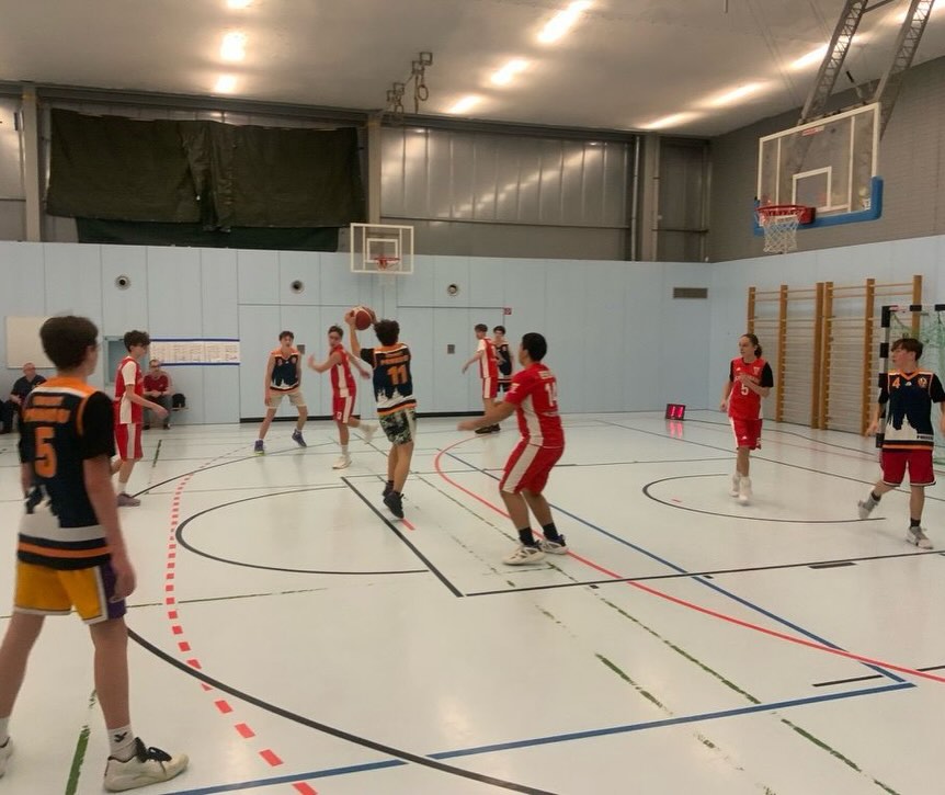 Saisonbericht mU16-3 In der vergangenen Saison spielte die mU16-3 in der neuen Kreisliga. Wir mussten dieses Jahr ein paar richtig harte Brocken schlucken – die Spiele gegen die Lions Moabit oder Neukölln haben uns deutlich gezeigt, wo unsere Grenzen lagen. Doch niemand hat den Kopf hängen lassen. Dafür wurden wir belohnt. Ein echtes Ausrufezeichen war das furiose 90:39 gegen die Berlin Baskets. Nervenstärke gab es beim knappen 56:53-Sieg gegen die Berlin Tigers. Hier haben wir das Spiel nach der Halbzeit gedreht und am Ende die besseren Nerven bewiesen. Das 83:44 gegen Lichtenrade hat einfach nur Spaß gemacht. Es war ein echtes Auf und Ab. Am Ende stehen 5 Siege und 9 Niederlagen auf dem Konto. Zm Ende hin war etwas die Luft raus. Da haben wir zwei Spiele zu leicht abgegeben. Am Ende wurde es Platz 3 in der Tabelle. Solide.