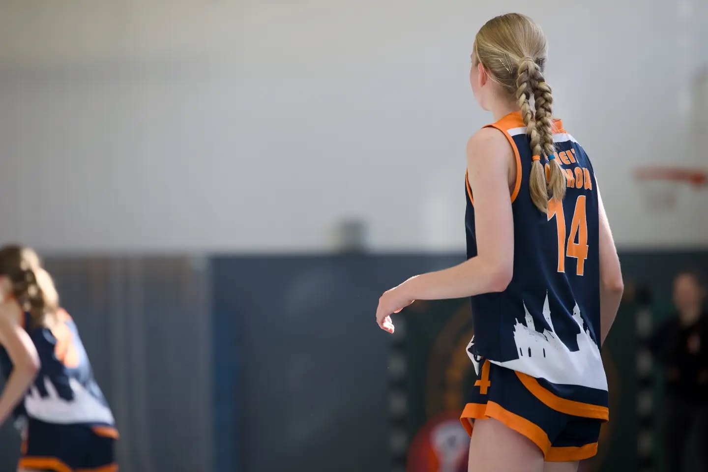 Saisonbericht wu16-1
Die wu16-1 startete hochmotiviert und voller Vorfreude in die OL-Saison 2025/26. Von Beginn an war klar, dass uns ein paar u14erinnen helfen sollten, da der 2011er Jahrgang mittlerweile auf zwei letzte Urgesteine zusammen geschrumpft war. Wie sehr wir auf die wu14 angewiesen sein würden, konnten wir im September noch nicht ahnen. Mit 12 Teams in der Liga hatten wir einen eng getakteten Spielplan vor uns. Jedoch zwangen uns mehrere Verletzungen dazu, immer mehr Spiele nach hinten zu schieben. So hatten wir bis Ende des Jahres einen sehr zerrupften Spielplan und kamen nur schwer ins Rollen. Gegen Gegnerinnen aus der unteren Tabellenhälfte fiel das nicht so sehr ins Gewicht und oft bestand der Kader aus mehr u14ern als u16er. Spielerinnen, die ursprünglich (noch) gar nicht für die OL eingeplant waren, nutzten ihre Chance, und erspielten sich so einen festen Platz im Kader.
Ausgerechnet gegen ALBA 2 im Dezember hatten wir vorher 3 Wochen Pause und performten nicht gerade eingespielt. Das Ergebnis: die erste Niederlage der Saison.
Am Ende gingen wir nach 22 Spielen mit 5 Niederlagen raus, wobei davon nur 3 gespielt wurden. Leider mussten wir nämlich beide Spiele gegen ALBA 1 immer wieder schieben und am Ende absagen, was uns zusätzlich Wertungs-Minuspunkte einbrachte. Nichtsdestotrotz war der Abstand zu Platz 5 groß genug, sodass wir uns für das Top4 qualifizierten. Eine neue Regelung führte dazu, dass wir keine Aushilfen aus der u14 für diesen wichtigen Saisonhöhepunkt bekamen, und das obwohl diese Spielerinnen teilweise maßgeblich für den Saisonverlauf verantwortlich waren. Eine weitere Verletzung reduzierte unseren Kader auf 8 Spielerinnen, wovon drei bisher noch gar nicht oder nur vereinzelt Spiele in der Saison für die OL absolvierten.
Entsprechend herausfordernd gestaltete sich das Wochenende für uns. Der 4. Platz war folgerichtig, aber nichtsdestotrotz ein starkes Ergebnis für eine Saison, die so gar nicht nach Plan verlief. Umso stolzer sind wir auf alles, was wir erreicht haben. Für die wu16-1 spielten
Luise, Leo, Pheline, Mette, Paula, Malin, Karo, Lotta, Luzie, Greta, Tildi, Lori, Jara, Mathi, Lotti, Hella, Maggie, Amelie, Loubna