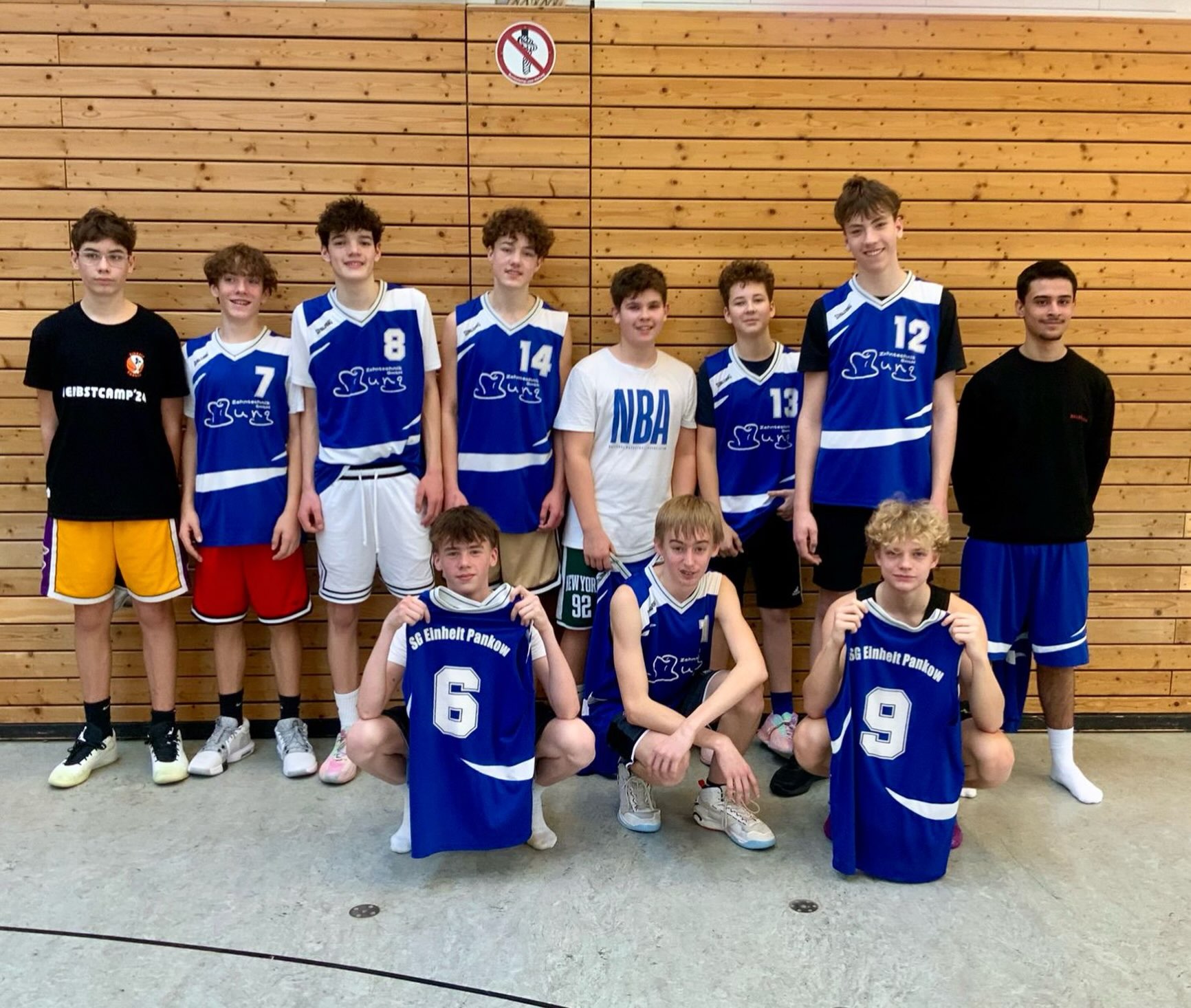 Saisonbericht mU16-3 In der vergangenen Saison spielte die mU16-3 in der neuen Kreisliga. Wir mussten dieses Jahr ein paar richtig harte Brocken schlucken – die Spiele gegen die Lions Moabit oder Neukölln haben uns deutlich gezeigt, wo unsere Grenzen lagen. Doch niemand hat den Kopf hängen lassen. Dafür wurden wir belohnt. Ein echtes Ausrufezeichen war das furiose 90:39 gegen die Berlin Baskets. Nervenstärke gab es beim knappen 56:53-Sieg gegen die Berlin Tigers. Hier haben wir das Spiel nach der Halbzeit gedreht und am Ende die besseren Nerven bewiesen. Das 83:44 gegen Lichtenrade hat einfach nur Spaß gemacht. Es war ein echtes Auf und Ab. Am Ende stehen 5 Siege und 9 Niederlagen auf dem Konto. Zm Ende hin war etwas die Luft raus. Da haben wir zwei Spiele zu leicht abgegeben. Am Ende wurde es Platz 3 in der Tabelle. Solide.