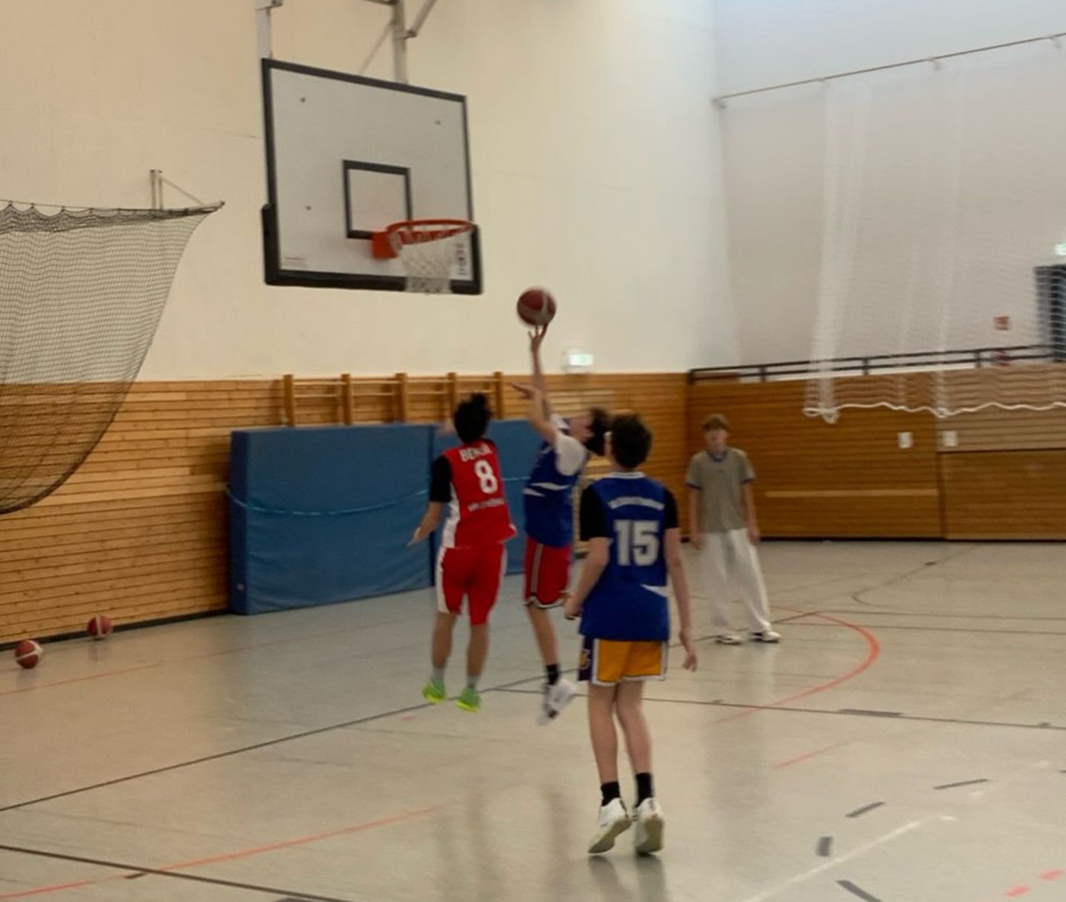 Saisonbericht mU16-3 In der vergangenen Saison spielte die mU16-3 in der neuen Kreisliga. Wir mussten dieses Jahr ein paar richtig harte Brocken schlucken – die Spiele gegen die Lions Moabit oder Neukölln haben uns deutlich gezeigt, wo unsere Grenzen lagen. Doch niemand hat den Kopf hängen lassen. Dafür wurden wir belohnt. Ein echtes Ausrufezeichen war das furiose 90:39 gegen die Berlin Baskets. Nervenstärke gab es beim knappen 56:53-Sieg gegen die Berlin Tigers. Hier haben wir das Spiel nach der Halbzeit gedreht und am Ende die besseren Nerven bewiesen. Das 83:44 gegen Lichtenrade hat einfach nur Spaß gemacht. Es war ein echtes Auf und Ab. Am Ende stehen 5 Siege und 9 Niederlagen auf dem Konto. Zm Ende hin war etwas die Luft raus. Da haben wir zwei Spiele zu leicht abgegeben. Am Ende wurde es Platz 3 in der Tabelle. Solide.