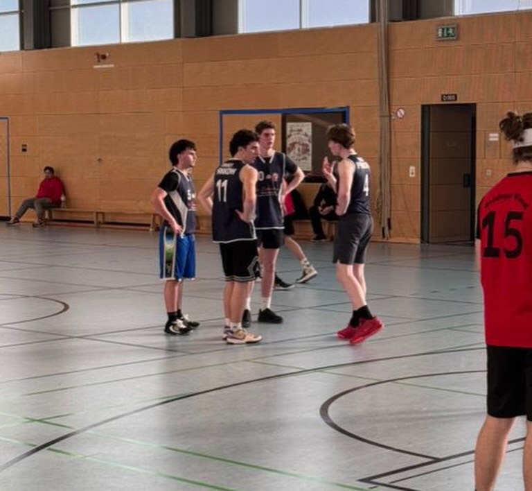 Saisonbericht mU18-2 Die mu18-2 ging 2025/ 2026 in ihre zweite Spielzeit. Dieses Mal konnten wir direkt in der Bezirksliga starten. Eine sehr attraktive Liga - die auch zahlreiche Spieler aus der höheren Landesliga und sogar der Oberliga anzog Eine anspruchsvolle Liga also.🤪 Mit 18 Spielen war der Spielplan knackevoll. Viele Spiele - so soll es sein. Dass uns dabei oft deutlich der Leistungsunterschied zu unseren Gegnern gezeigt wurde - geschenkt. Auch mit teilweise deutlichem Rückstand hat sich das Team nie aufgegeben. Selbst als es nur zu fünft gegen den Tabellenführer nach Rudow ging. Eigene Ziele setzen und diese dann umsetzen. Das war wichtig. Das war toll! Zu den Highlights zählen der knappe 43:42-Erfolg gegen DBV Charlottenburg sowie der starke 64:60-Sieg gegen ALBA Gropiusstadt. Das Spiel in Charlottenburg war dabei besonders wild. Über weite Teile des Spiels waren wir gegenüber den Gastgebern im Rückstand. Im letzten Viertel konnten wir die Partie dann drehen - angepeitscht von einem grandiosen Support von der Bank. Mit 3 Siegen und 15 Niederlagen steht am Ende der 9. Platz in der Abschlusstabelle.