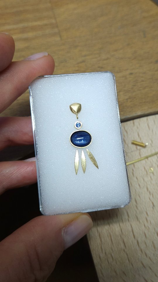Just like that, I've got seven gold pendants finished.
Are you new here? Welcome! ??
So, if you're here for the first time, you don't know about the new pendants yet.
As a professional goldsmith I currently hand fabricate a mini series of gold pendants, all set with tourmalines and other gem stones.
All in 18k yellow gold ?
This cutie is #7 and it has an oval sapphire cabochon as well as a small faceted ceylon sapphire.
Feel free to check out the other pieces I recently created, you’ll see them in my feed.
They will be available soon ?✨️
Follow for more handmade jewellery and more tips from my goldsmiths workshop ?
.
.
.
#goldsmith #goldschmiedewerkstatt #customdesign #handengraved
