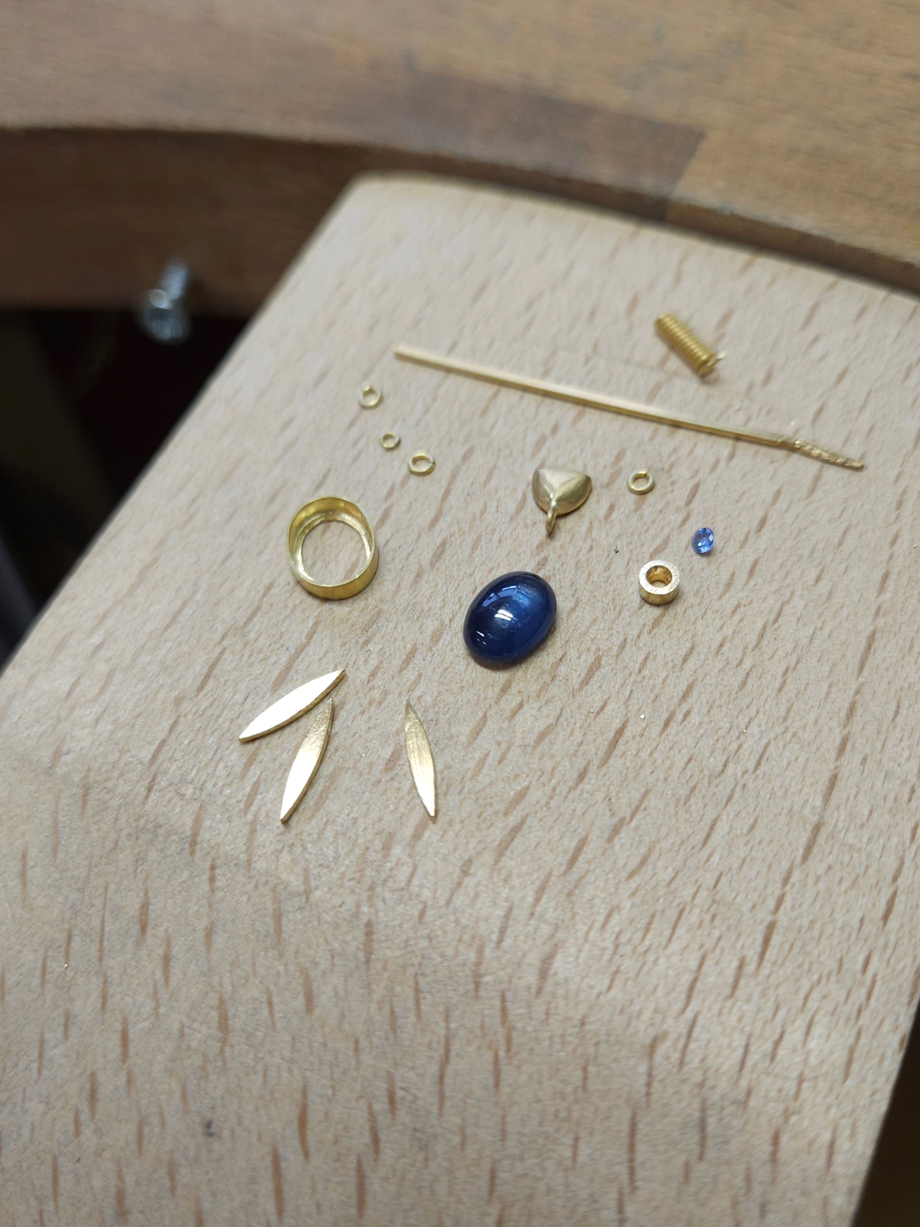 Es ist wieder soweit, ein neuer Anhänger ist fertig geworden. ✨️
? Ein meeresblauer Saphir mit einem unwiderstehlichen Schimmer hat mich zu diesem Schmuckstück inspiriert.
? Gefasst in weichem 18 Karat Gold, und umgeben von Boho-Style Elementen ist er ein Blickfang.
? Durch die zarten Bewegungungen der drei stilisierten Federn wurde er zum Stück, welches Fernweh weckt.
? Dieses edle Teil ist Nummer sieben einer Kleinserie, welche in Kürze verfügbar sein wird. Jedes Schmuckstück gibt es nur ein einziges Mal.
✅️ Speichere dir diesen Post und folge mir für mehr außergewöhnlichen Schmuckstücke.
#artisanjewelry #artdrop #collectionlaunch #18kgold