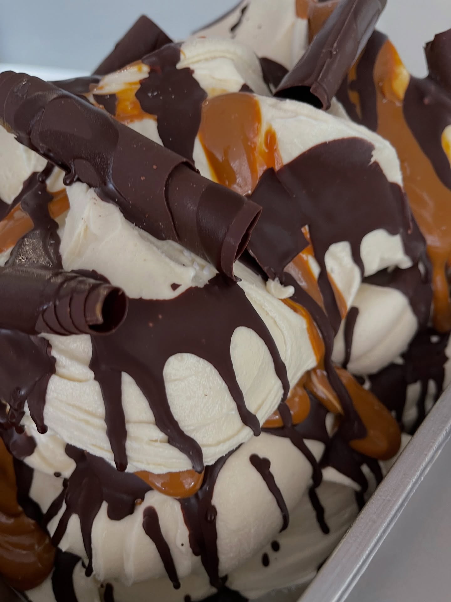 ¡El clásico de los clásicos en El Piave Marbella! ??? Sumérgete en nuestro irresistible helado Banana Split, con plátano fresco, dulce de leche y el mejor chocolate. ¡Puro placer en cada cucharada! Te esperamos.
#ElPiaveMarbella #BananaSplit #HeladoArtesanal #Marbella #PostrePerfecto
