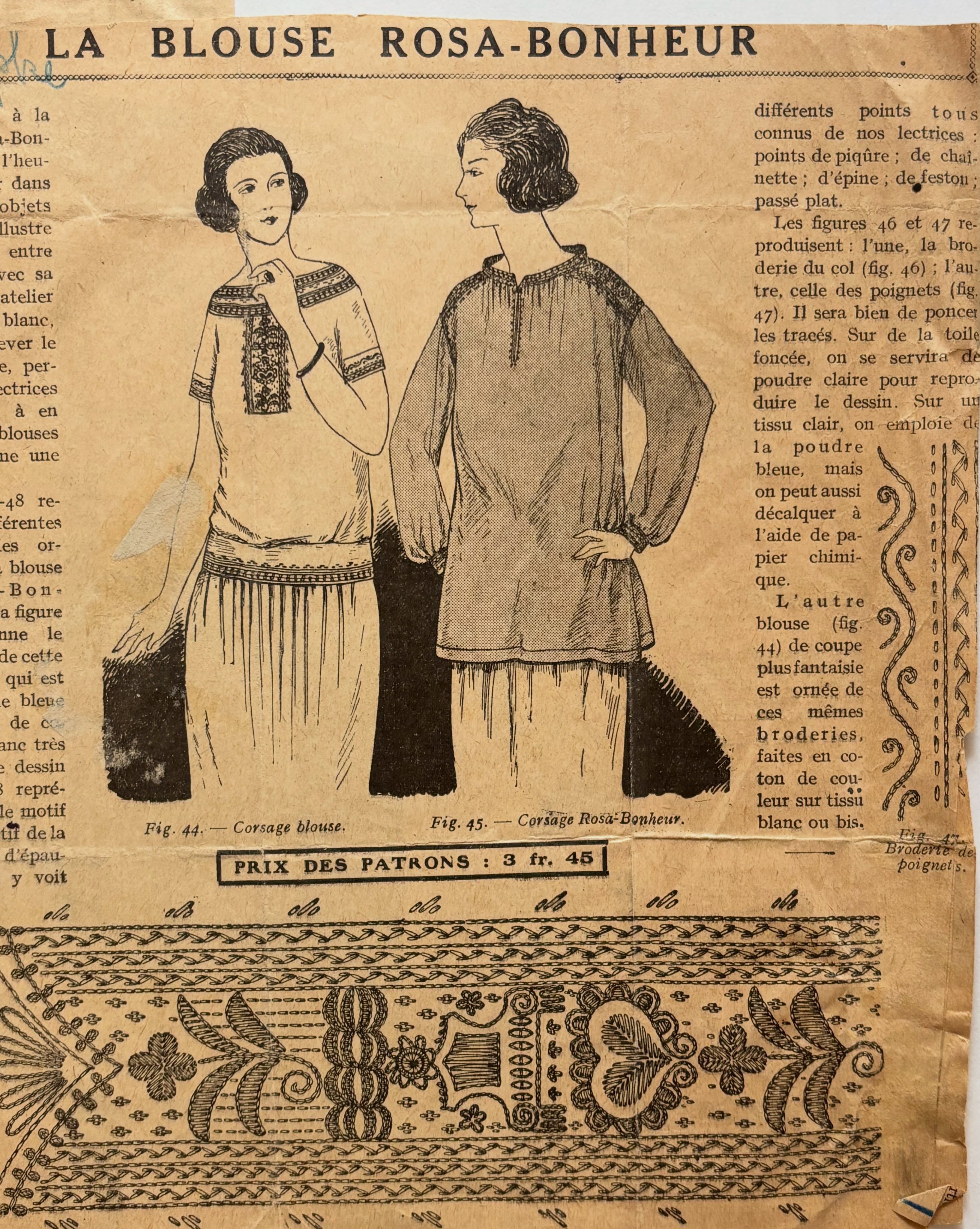 Le saviez-vous ? Il existait dans les journaux de mode féminine du XXe siècle, un patron de la célèbre blouse de Rosa Bonheur !
De son vivant, Rosa Bonheur était célèbre à l’international pour ses tableaux, mais aussi pour sa personnalité unique. Son costume a souvent été commenté, tantôt moqué, tantôt admiré.
Nathalie Micas lui avait conseillé très tôt de se choisir un costume unique, qui lui permettrait d’être reconnaissable dans une foule, comme Napoléon et son chapeau !
Alors, elle adopta un costume à la mode bretonne revisité.
En revanche, sa blouse a d’autres origines. Il s’agit tout simplement d’une blouse de travail des maquignons, palefreniers ou encore des équarrisseurs. Rosa Bonheur ainsi que ses frères l’adopteront et plus tard Anna Klumpke aussi. Toutefois, Rosa Bonheur l’orne de palmettes brodées et autres décors au fil blanc.
Anna Klumpke étudiera cette broderie pour préparer son portrait, qui est exposé dans l’atelier.
Au XXe siècle, elle devient presque une mode !
Cela nous donnerait presque envie de faire des ateliers au château…. Qu’en pensez-vous ? ?
#rosabonheur #chateaurosabonheur #museerosabonheur #blouse #journal