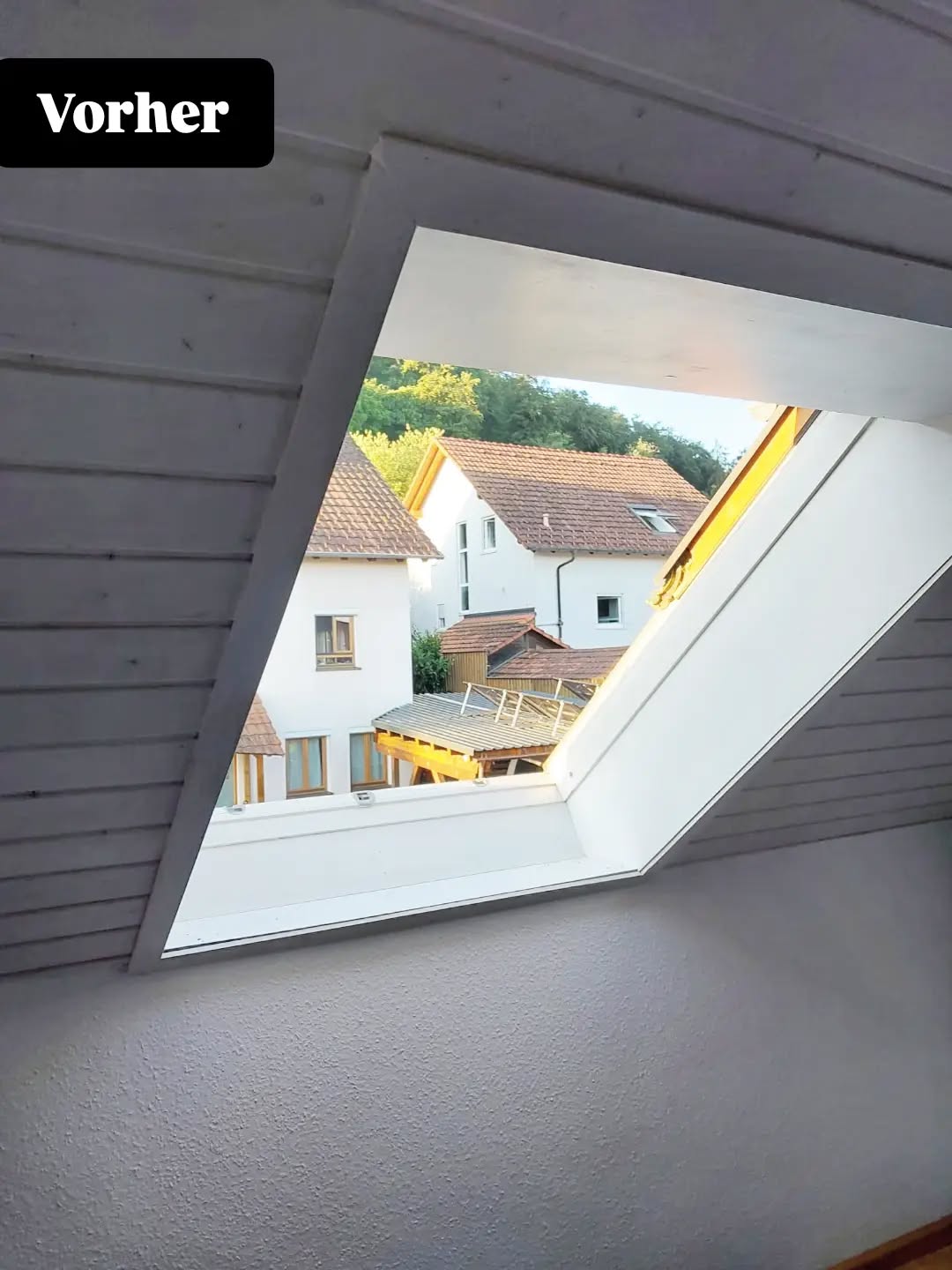 ✨ Vorher ➡️ Nachher | VELUX Dachfensteraustausch
Mehr Tageslicht, eine moderne Optik und eine saubere Ausführung – so sieht ein gelungener Dachfensteraustausch aus. ☀️🏡
Zusätzlich haben wir ein neues Innenfutter aus Holz, Dreischichtplatte weiß lasiert, gefertigt und montiert. Als besonderes Detail sorgt die Eichenfensterbank (Abseite) für einen natürlichen, hochwertigen Abschluss.
🔨 Maßgefertigt. Fachgerecht. Aus einer Hand.
#velux #dachfensterexperten #dachfensteraustausch #innenausbau