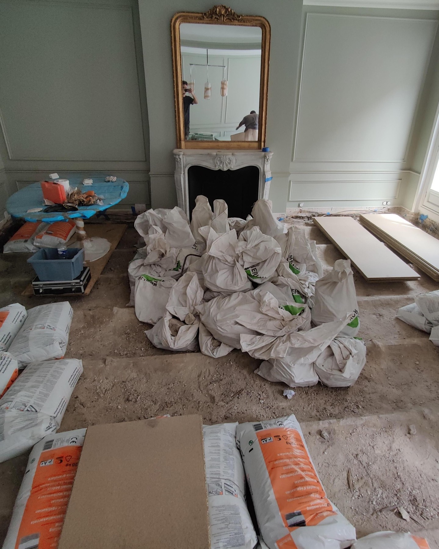 Malheureusement, on ne peut pas toujours rénover un parquet
Sur ce chantier, la couche d'usure était trop fine et les lames trop abîmées pour envisager un ponçage. le parquet était donc en fin de vie et un remplacement s'imposait.
Nous avons déposé l'ensemble du parquet, qui a été récupéré par Alexandre Bouton pour @la_remanufacture afin d'être utilisé dans la fabrication de meubles up-cyclé.
Nous avons également retiré les lambourdes et les solins, jusqu'à retrouver l'aire en plâtre qui forme la structure du bâtiment.
Nous avons ensuite mis en oeuvre une forme sèche à l'aide de granulés @fermacell.
Cette technique présente plusieurs avantages, en particulier sur les bâtiments anciens :
- une isolation phonique inégalée
- un confort de marche supérieur à une chape traditionnelle
- une intervention plus respectueuse du bâti existant
- une empreinte écologique réduite par rapport à une chape ciment
- une absence de temps de séchage, très importante sur ce type de chantier ou aucun autre corps d'état n'intervient
Suite du chantier dans le prochain post, avec la mise en œuvre du parquet.
#Parquet #SurMesure #ArchitectureIntérieure #ArtisanatFrançais #DesignIntérieur