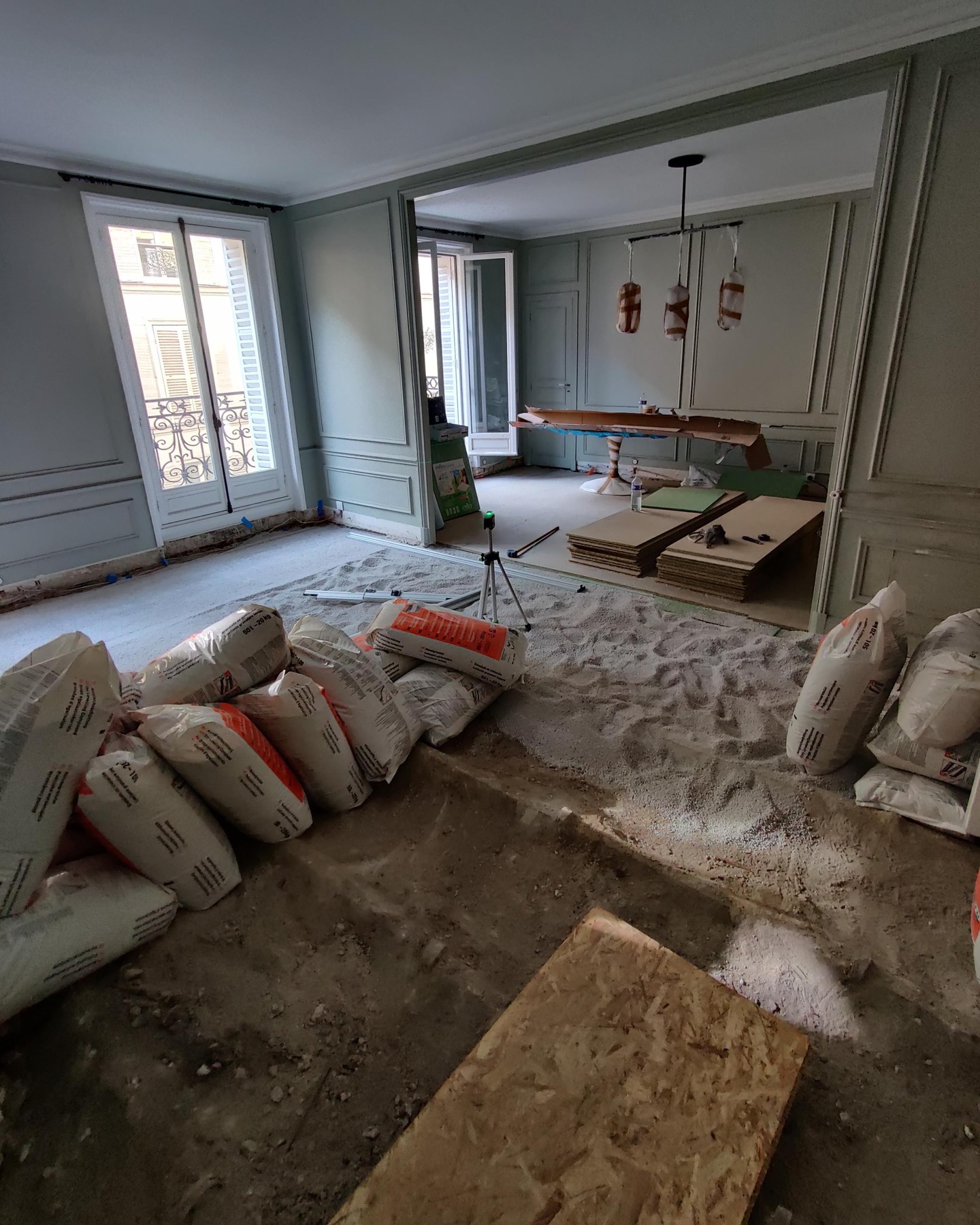 Malheureusement, on ne peut pas toujours rénover un parquet
Sur ce chantier, la couche d'usure était trop fine et les lames trop abîmées pour envisager un ponçage. le parquet était donc en fin de vie et un remplacement s'imposait.
Nous avons déposé l'ensemble du parquet, qui a été récupéré par Alexandre Bouton pour @la_remanufacture afin d'être utilisé dans la fabrication de meubles up-cyclé.
Nous avons également retiré les lambourdes et les solins, jusqu'à retrouver l'aire en plâtre qui forme la structure du bâtiment.
Nous avons ensuite mis en oeuvre une forme sèche à l'aide de granulés @fermacell.
Cette technique présente plusieurs avantages, en particulier sur les bâtiments anciens :
- une isolation phonique inégalée
- un confort de marche supérieur à une chape traditionnelle
- une intervention plus respectueuse du bâti existant
- une empreinte écologique réduite par rapport à une chape ciment
- une absence de temps de séchage, très importante sur ce type de chantier ou aucun autre corps d'état n'intervient
Suite du chantier dans le prochain post, avec la mise en œuvre du parquet.
#Parquet #SurMesure #ArchitectureIntérieure #ArtisanatFrançais #DesignIntérieur