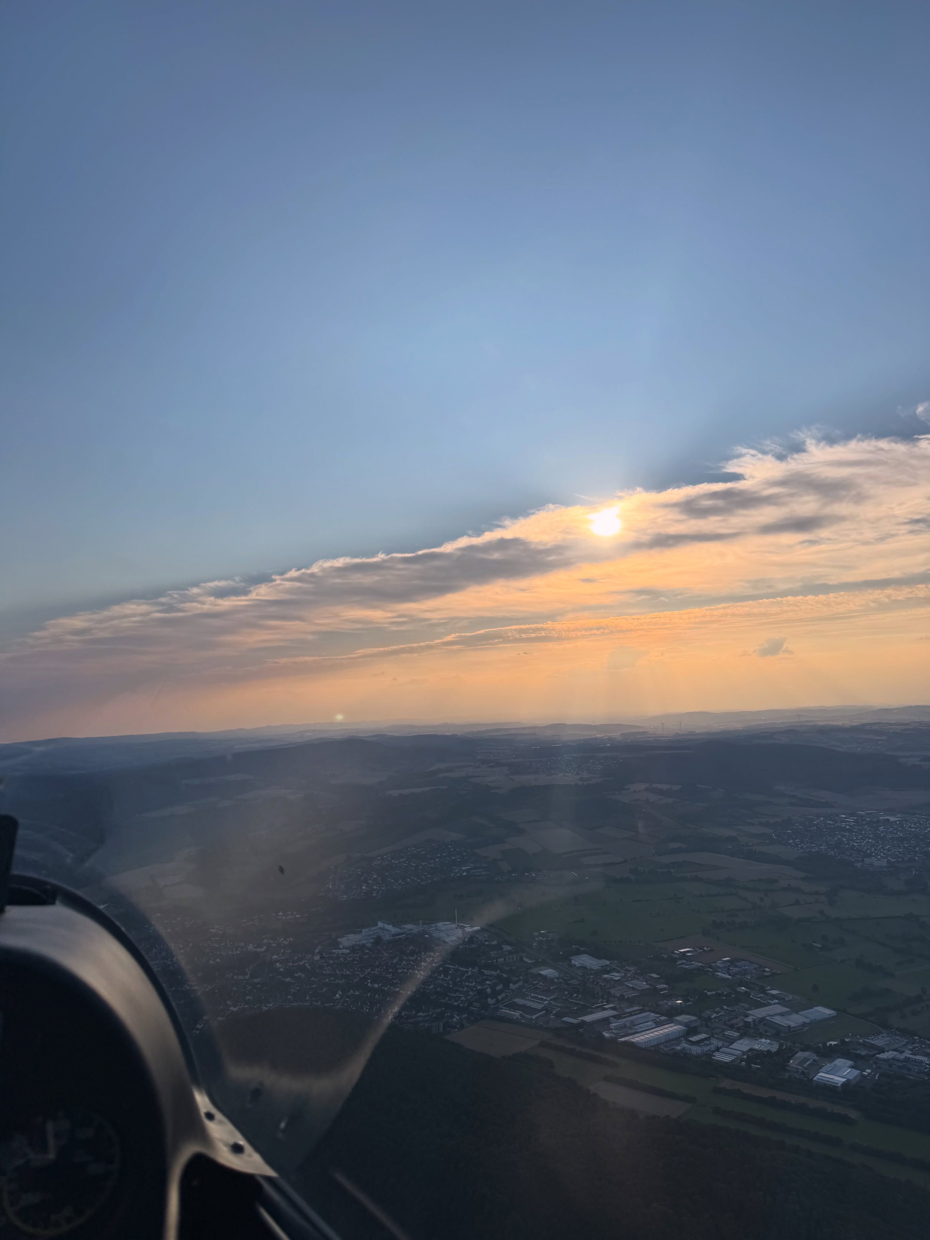 Solo! 🎉
Gestern war es endlich soweit: Nelson absolvierte seinen ersten Start, ganz alleine im Segelflugzeug. Herzlichen Glückwunsch an Nelson zur bestandenen A-Prüfung und damit zum ersten Alleinflug! Ein Moment, den man als Pilot niemals vergisst. Wir wünschen dir allzeit gute Landungen und viele weitere schöne Flüge! 🍀🛩️ Die guten Bedingungen haben wir gestern voll ausgenutzt und gemeinsam viele schöne Thermikflüge genießen können. ☀️🤩