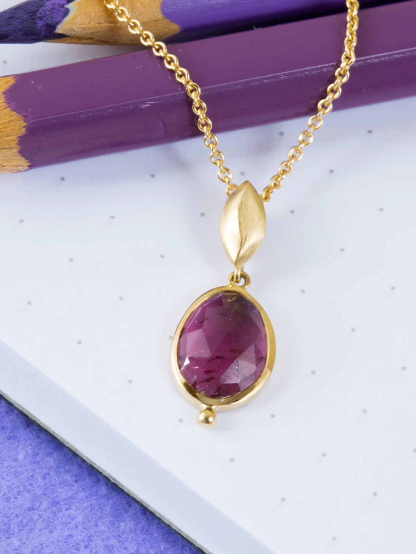 ? Sieben kleine Anhänger in Großaufnahme. Plus eine extra Überraschung für dich.
Heute gibt es alle Details auf einen Blick, und endlich ist die gesamte Kollektion vereint.
☀️ Das war ein Sommerprojekt, und ich freue mich, dass es nun sehr bald soweit ist.
Nur noch wenige Tage!
Nachdem die sieben Z̶w̶e̶r̶g̶e̶ Goldanhänger fertig waren, alle fotografiert wurden, und alle auch noch passende Ketten bekommen haben, habe ich mich noch einmal an den Werktisch gesetzt.
Und habe einen Ring geschmiedet.
Weil er so ein bisschen aus der Reihe tanzt, bekommt er einen eigenen Auftritt.
Normalerweise gebe ich meinen Schmuckstücken keine Namen, aber dieses Mal konnte ich der Versuchung nicht widerstehen.
Auf dem neunten Bild (Speichere es für später):
Meet ::Schneewittchen::
Bis bald! ?
(Und ja, jeder Kommentar ist willkommen)