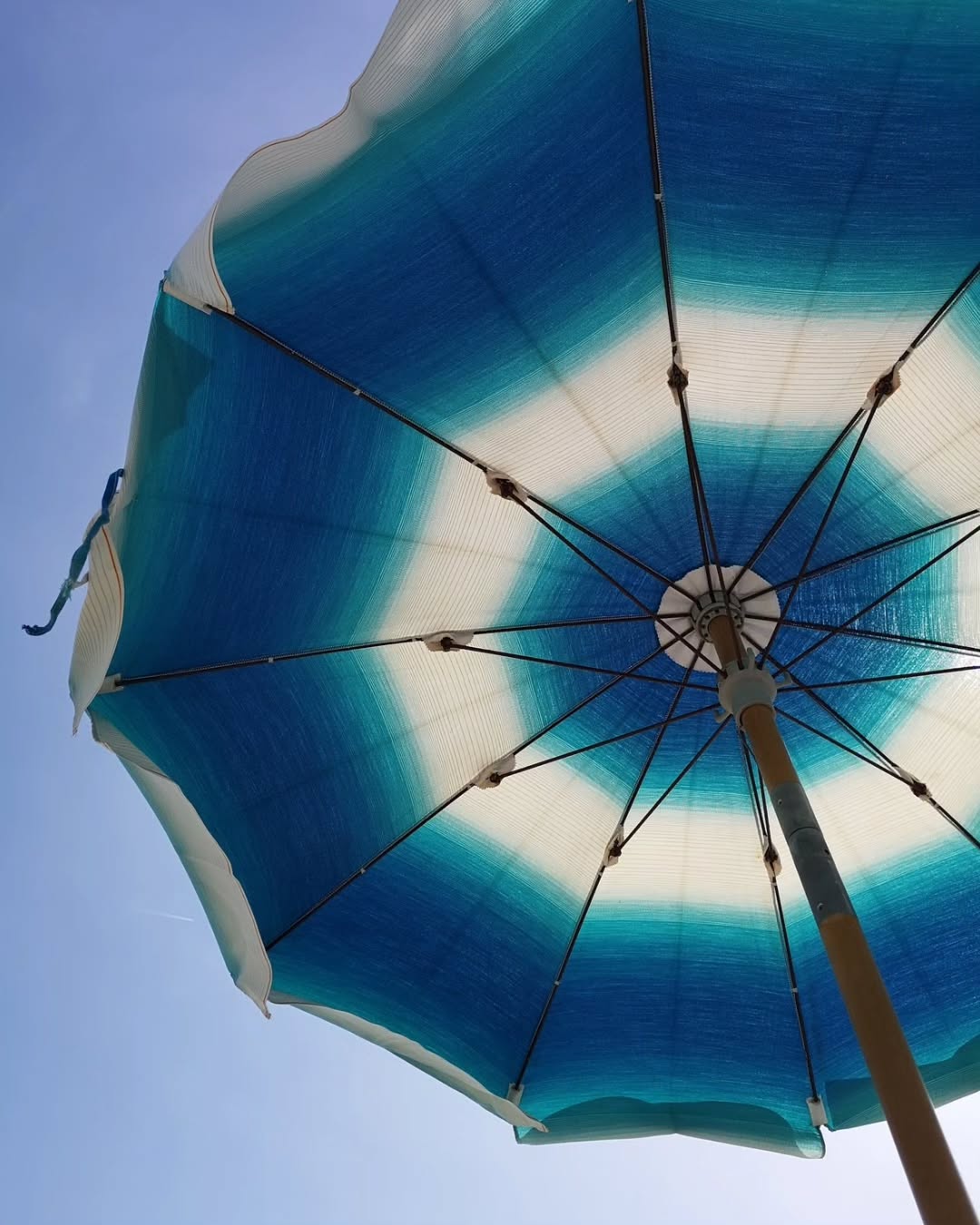 „Ich bin total urlaubsreif.“
Dieser Satz ist gerade wieder überall zu hören.
Er klingt vielleicht so dahergesagt. Doch oft hat er einen ernsten Hintergrund.
Denn er könnte auch heißen: Hier wurden Signale des Körpers lange überhört.
Erholung beginnt nicht erst im Urlaub.
Und sie ist nicht optional. Kein Nice-to-have und kein „Dann eben morgen“. Sie gehört auf die To-do-Liste - mehrmals am Tag.
Beanspruchung - Erholung - Beanspruchung - Erholung ...
Unser Körper braucht diesen Wechsel.
Oft sieht es im Alltag anders aus:
Beanspruchung - Beanspruchung - Beanspruchung - Beanspruchung - Erholung - Beanspruchung - Beanspruchung - Beanspruchung ...
Kein Wunder, dass wir uns irgendwann urlaubsreif fühlen.
Woran merkst Du, dass Dein Körper gerade eine Pause braucht?