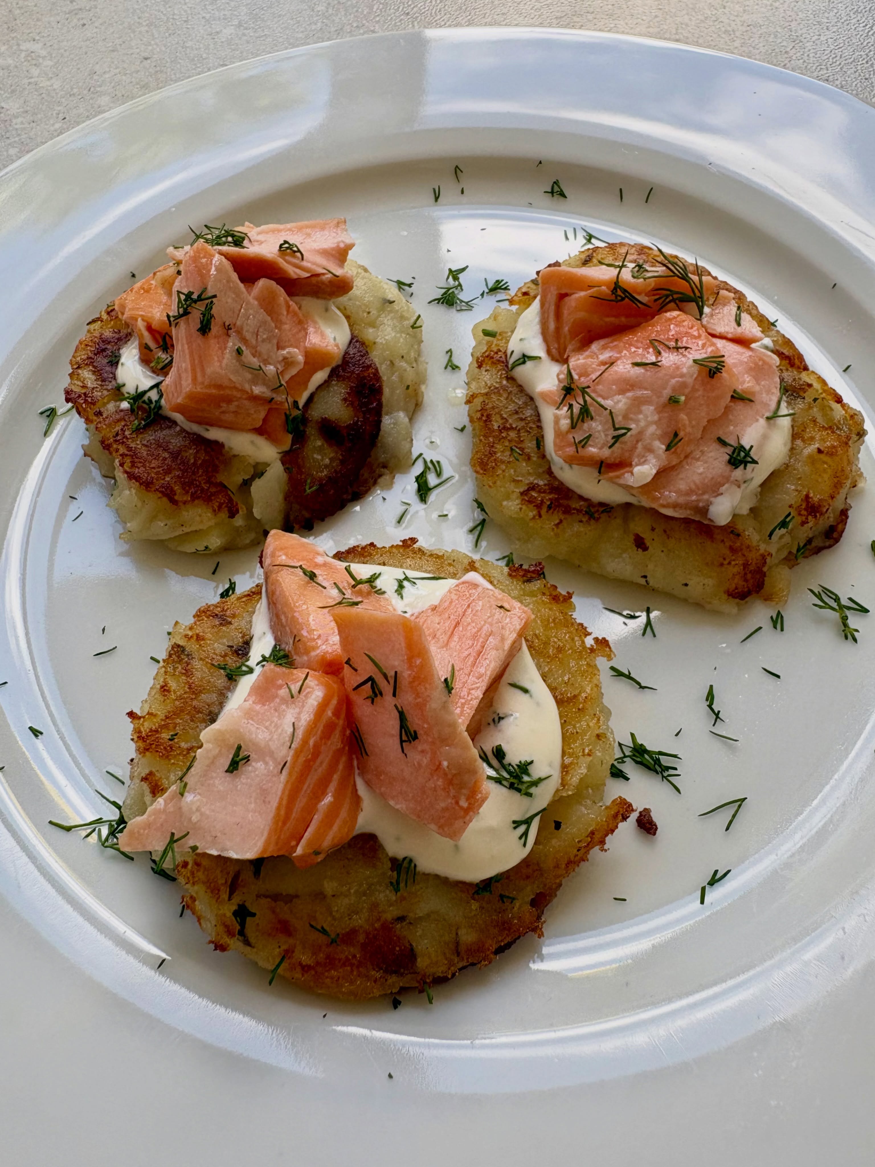 I made boulangere potatoes earlier in the week and had some leftovers, so I squished them down (technical cooking term ?), cut them into rounds, lightly dusted them with flour and pan fried them until golden brown. Topped them with some sour cream mixed with finely chopped dill, and some hot smoked salmon. Absolutely loved it!
#nofoodwaste #leftoversforlunch #brunch