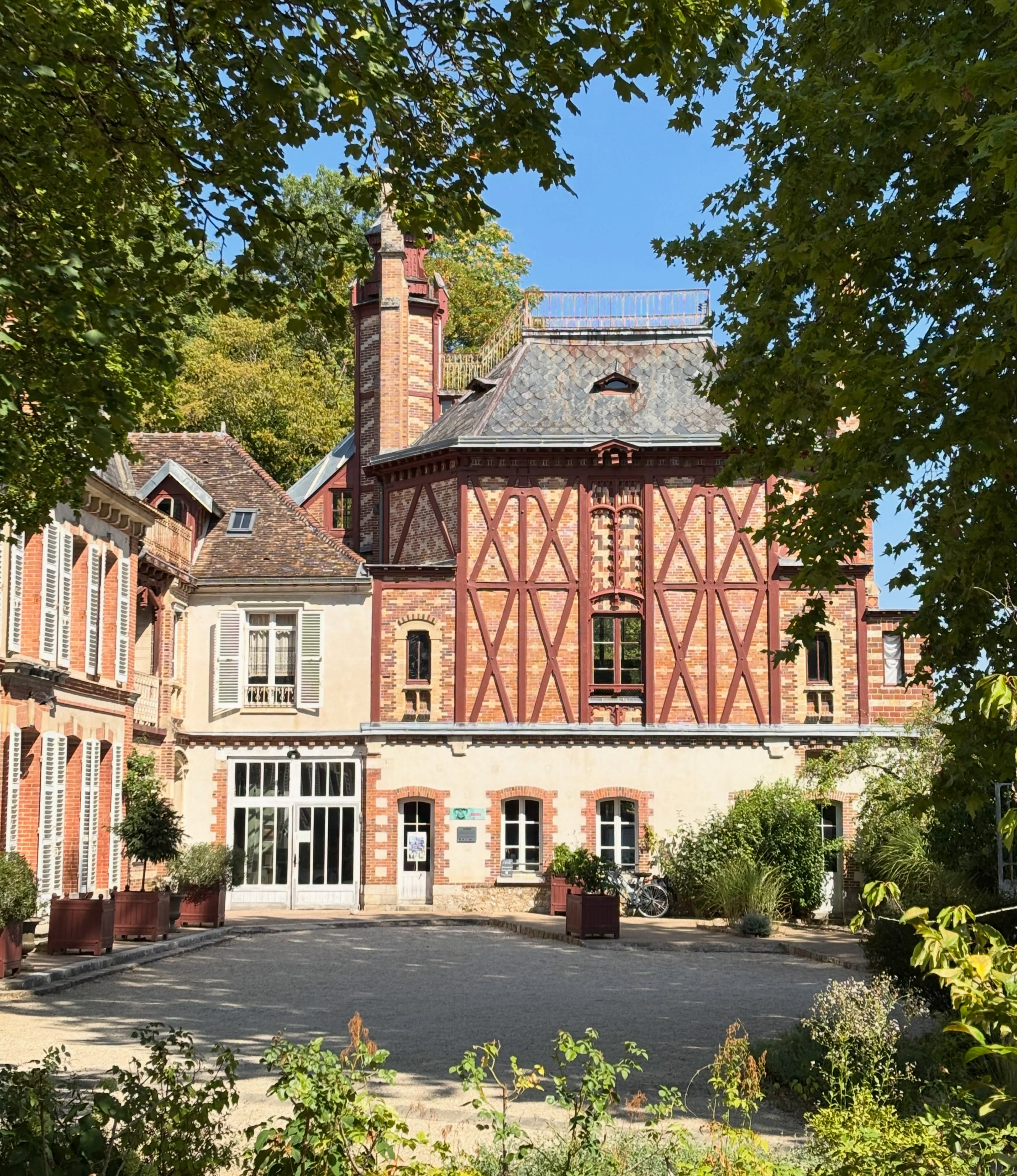 Profitez des vacances pour venir visiter, bruncher, dormir ou écouter un concert au @festivalrosabonheur ?
Se laisser aller, le temps d’une journée, dans le château de la femme artiste la plus célèbre du XIXe siècle, et vivre un moment unique entouré d’œuvre d’art, de porcelaine ancienne et de chaque trace du passé…
#rosabonheur #chateaurosabonheur #patrimoine #tourisme