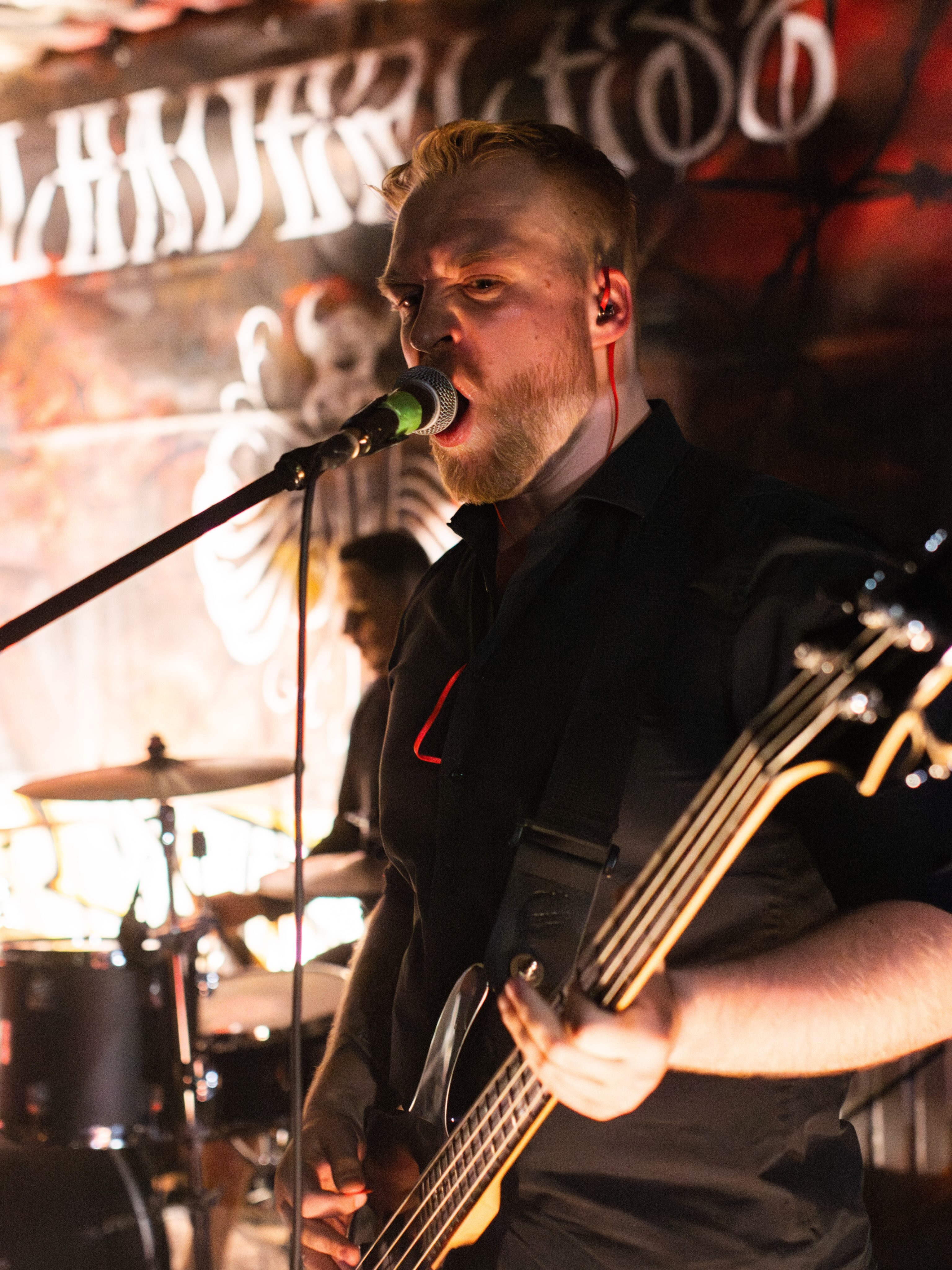 ~Let‘s introduce our new bass player, Tom!
Tom wird ab sofort als fester Bestandteil der Band seine Bass- Saiten zum Beben bringen. Wir freuen uns sehr darüber und sind hyped auf alles was noch kommt. Lasst ein „Hi Tom“ da um ihn angemessen willkommen zu heißen. ?
See you.
? by @korneliazi
#introduce #bassplayer #bassguitarist #bassguitar #melodicdeathmetal
