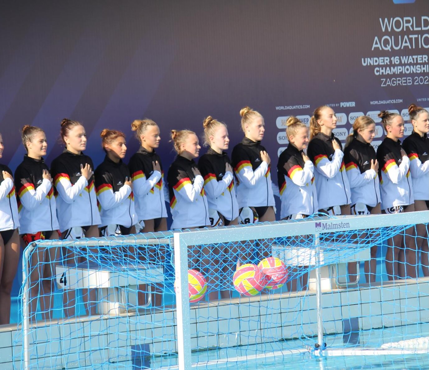 U16-WM-Premiere für unsere LSN-Athletin Emmi🇩🇪🌍
Eine spannende und besondere Woche liegt hinter der niedersächsischen Nachwuchsathletin Emmi Küßner…
Bei der U16-Wasserball-WM in in der kroatischen Hauptstadt vertrat die Spielerin des Wolfenbütteler SV als einzige Niedersächsin die deutsche Nationalmannschaft und sammelte hier einige Erfahrungen auf der internationalen Bühne.
Eins von vielen Highlights in Zagreb war der Comeback-Sieg gegen Brasilien, bei dem die Wasserballerin mit vier Treffern glänzte und anschließend als „Spielerin des Tages“ ausgezeichnet wurde.🔥
Die DSV-Auswahl beendete die bislang größte U16-Wasserball-Weltmeisterschaft mit 24 Nationen auf Platz 18. Herzlichen Glückwunsch! Wir freuen uns auf alles, was noch kommt!
ℹ️Mehr zur U16-WM und den Spielergebnissen findet ihr auf unserer Homepage.
#lsn #worldchampionships #worldaquatics #waterpolo #zagreb2026