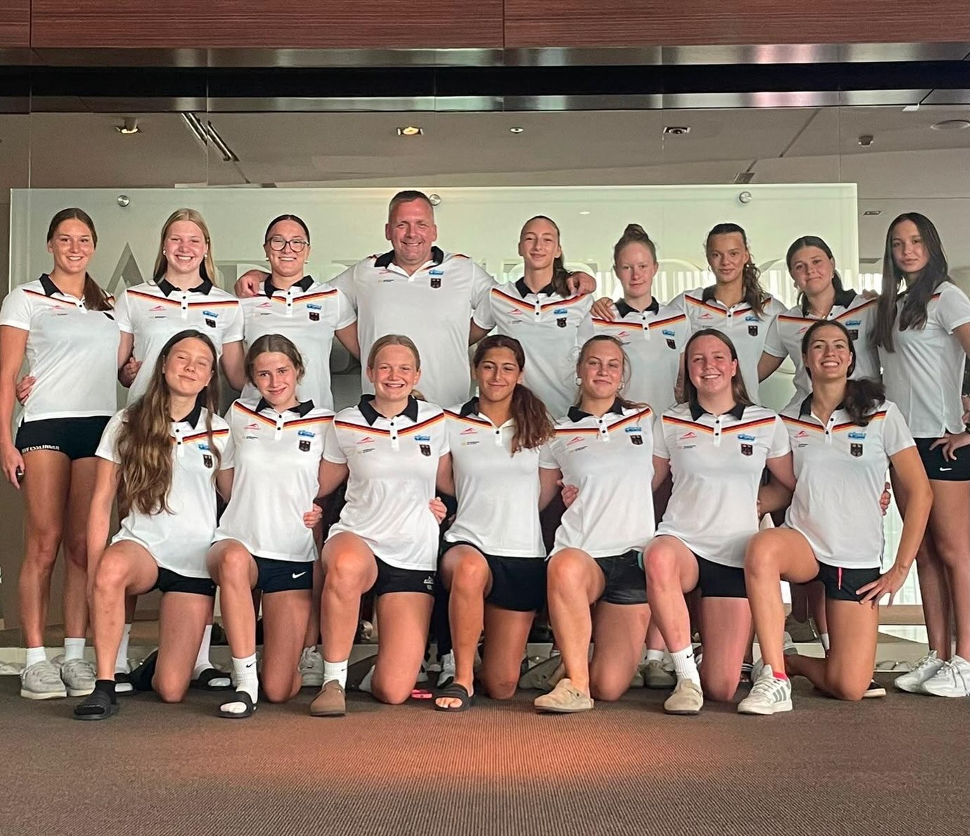 U16-WM-Premiere für unsere LSN-Athletin Emmi🇩🇪🌍
Eine spannende und besondere Woche liegt hinter der niedersächsischen Nachwuchsathletin Emmi Küßner…
Bei der U16-Wasserball-WM in in der kroatischen Hauptstadt vertrat die Spielerin des Wolfenbütteler SV als einzige Niedersächsin die deutsche Nationalmannschaft und sammelte hier einige Erfahrungen auf der internationalen Bühne.
Eins von vielen Highlights in Zagreb war der Comeback-Sieg gegen Brasilien, bei dem die Wasserballerin mit vier Treffern glänzte und anschließend als „Spielerin des Tages“ ausgezeichnet wurde.🔥
Die DSV-Auswahl beendete die bislang größte U16-Wasserball-Weltmeisterschaft mit 24 Nationen auf Platz 18. Herzlichen Glückwunsch! Wir freuen uns auf alles, was noch kommt!
ℹ️Mehr zur U16-WM und den Spielergebnissen findet ihr auf unserer Homepage.
#lsn #worldchampionships #worldaquatics #waterpolo #zagreb2026