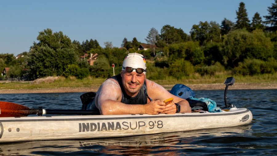 Halbzeit, Niedrigwasser und versunkene Boote.
🏊♂️ Niedrigwasser legt die Donau frei – Dresdner Extremschwimmer erlebt Europas Krisenfluss aus nächster Nähe
Seit über 30 Tagen schwimmt Dr. @joseph___hess durch Europas zweitlängsten Fluss. Als Journalist und Filmemacher begleite ich und @javiersobremazas die Expedition abschnittsweise mit der Kamera.
Während Europas zweitlängster Fluss wegen extremer Trockenheit Schlagzeilen schreibt, ist einer bereits seit mehr als einem Monat mittendrin: Der Dresdner Langstreckenschwimmer Dr. Joseph Heß hat auf seinem Weltrekordversuch, von der Quelle bis zur Mündung, bereits über 1.400 Kilometer der Donau zurückgelegt – täglich bis zu zwölf Stunden im Wasser - schwimmend. Damit ist die Halbzeitmarke überschritten.
Das außergewöhnliche Projekt zeigt die Folgen des historischen Niedrigwassers aus einer Perspektive, die sonst kaum jemand erlebt. Inseln tauchen auf, die normalerweise unter Wasser liegen, Seitenarme trocknen aus, alte Schiffswracks werden sichtbar. Gleichzeitig kämpfen Atomkraftwerke in Ungarn und Rumänien mit der Kühlung ihrer Reaktoren – die Donau ist derzeit eines der großen europäischen Umweltthemen.
Joseph Heß hat inzwischen Wien, Bratislava, Budapest und Belgrad schwimmend passiert. Eine der größten Herausforderungen war ausgerechnet die serbische Hauptstadt: Belgrad verfügt bis heute über keine zentrale Kläranlage. Millionen Liter Abwasser gelangen täglich in die Donau.
Aus Sorge vor gesundheitlichen Einschränkungen durch die massive Verschmutzung verzichtete Heß auf diesem Abschnitt für wenige Kilometer auf das Schwimmen und legte die Strecke auf seinem Stand-up-Paddle-Board zurück, das er sonst lediglich als Sicherheits- und Pausenplattform mitführt.
#donau #donauschwimmer #filmmaking
