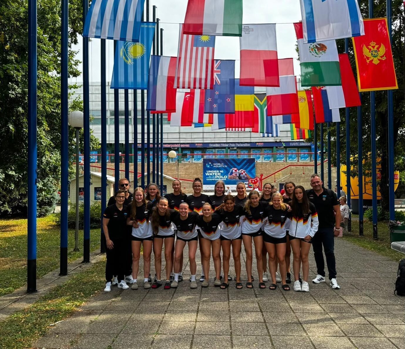 U16-WM-Premiere für unsere LSN-Athletin Emmi🇩🇪🌍
Eine spannende und besondere Woche liegt hinter der niedersächsischen Nachwuchsathletin Emmi Küßner…
Bei der U16-Wasserball-WM in in der kroatischen Hauptstadt vertrat die Spielerin des Wolfenbütteler SV als einzige Niedersächsin die deutsche Nationalmannschaft und sammelte hier einige Erfahrungen auf der internationalen Bühne.
Eins von vielen Highlights in Zagreb war der Comeback-Sieg gegen Brasilien, bei dem die Wasserballerin mit vier Treffern glänzte und anschließend als „Spielerin des Tages“ ausgezeichnet wurde.🔥
Die DSV-Auswahl beendete die bislang größte U16-Wasserball-Weltmeisterschaft mit 24 Nationen auf Platz 18. Herzlichen Glückwunsch! Wir freuen uns auf alles, was noch kommt!
ℹ️Mehr zur U16-WM und den Spielergebnissen findet ihr auf unserer Homepage.
#lsn #worldchampionships #worldaquatics #waterpolo #zagreb2026
