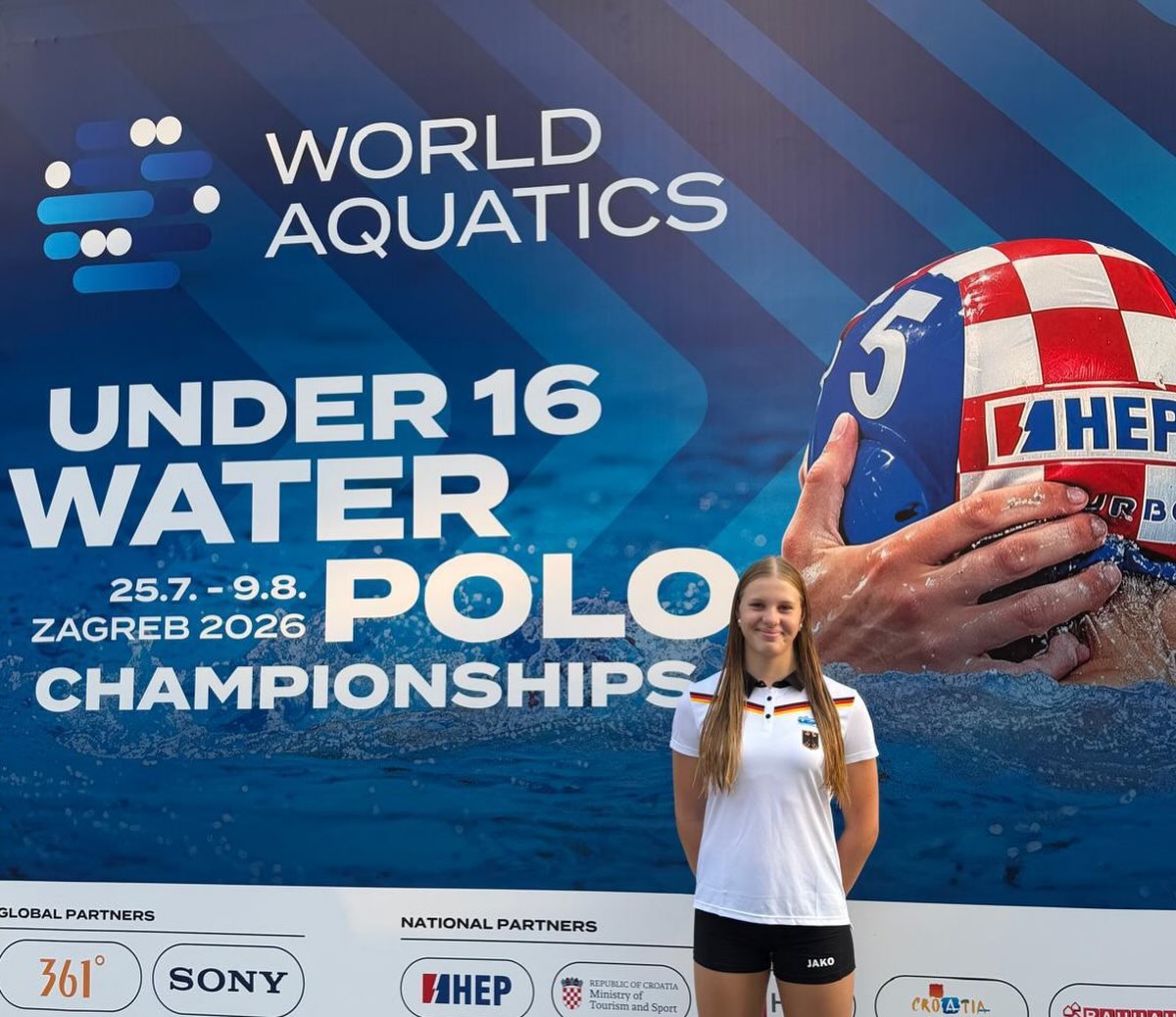 U16-WM-Premiere für unsere LSN-Athletin Emmi🇩🇪🌍
Eine spannende und besondere Woche liegt hinter der niedersächsischen Nachwuchsathletin Emmi Küßner…
Bei der U16-Wasserball-WM in in der kroatischen Hauptstadt vertrat die Spielerin des Wolfenbütteler SV als einzige Niedersächsin die deutsche Nationalmannschaft und sammelte hier einige Erfahrungen auf der internationalen Bühne.
Eins von vielen Highlights in Zagreb war der Comeback-Sieg gegen Brasilien, bei dem die Wasserballerin mit vier Treffern glänzte und anschließend als „Spielerin des Tages“ ausgezeichnet wurde.🔥
Die DSV-Auswahl beendete die bislang größte U16-Wasserball-Weltmeisterschaft mit 24 Nationen auf Platz 18. Herzlichen Glückwunsch! Wir freuen uns auf alles, was noch kommt!
ℹ️Mehr zur U16-WM und den Spielergebnissen findet ihr auf unserer Homepage.
#lsn #worldchampionships #worldaquatics #waterpolo #zagreb2026