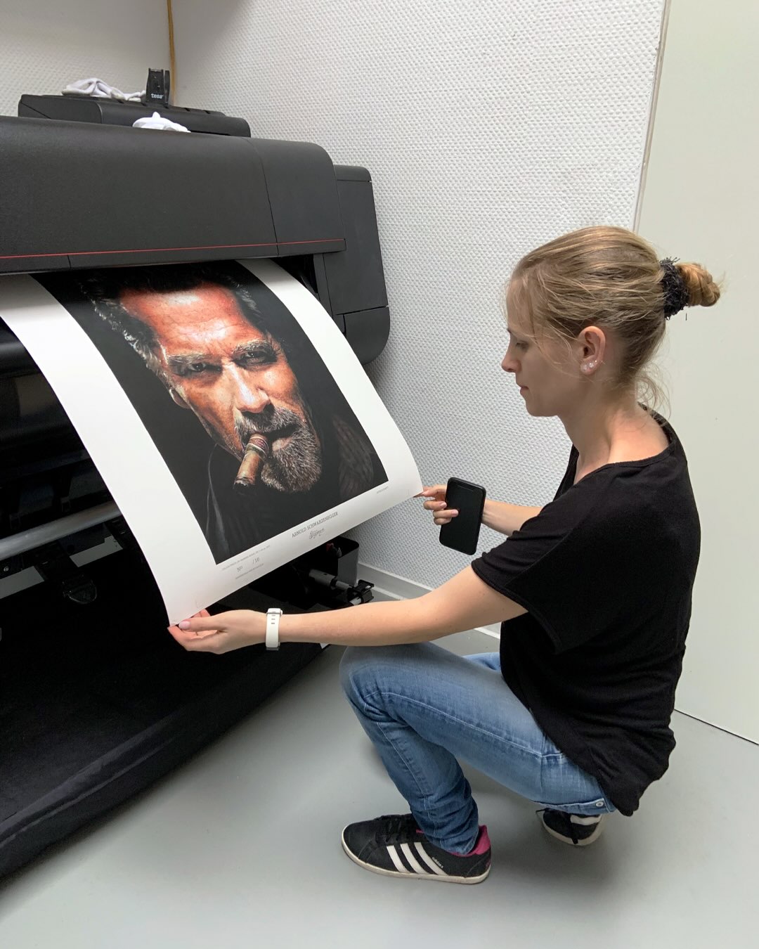 A behind‑the‑scenes look at the making of the Arnold FineArt print — from the first test run to the final edition.
Printed on Hahnemühle Bamboo, signed, numbered, and paired with a certificate of authenticity featuring a matching hologram.
A project crafted with patience, precision, and a lot of love for detail.
Thank you for the incredible response to this piece.
The limited edition is available via the link in my bio.
#ArnoldSchwarzenegger #Schwarzenegger #Hahnemühle #BambooPaper #FineArtPrint #FineArtPrints #PrintMaking #ColoredPencilArt #ColoredPencilDrawing #RealisticArt #ArtStudio #ArtCollectors #FineArt #Topenga #TopengaArt
