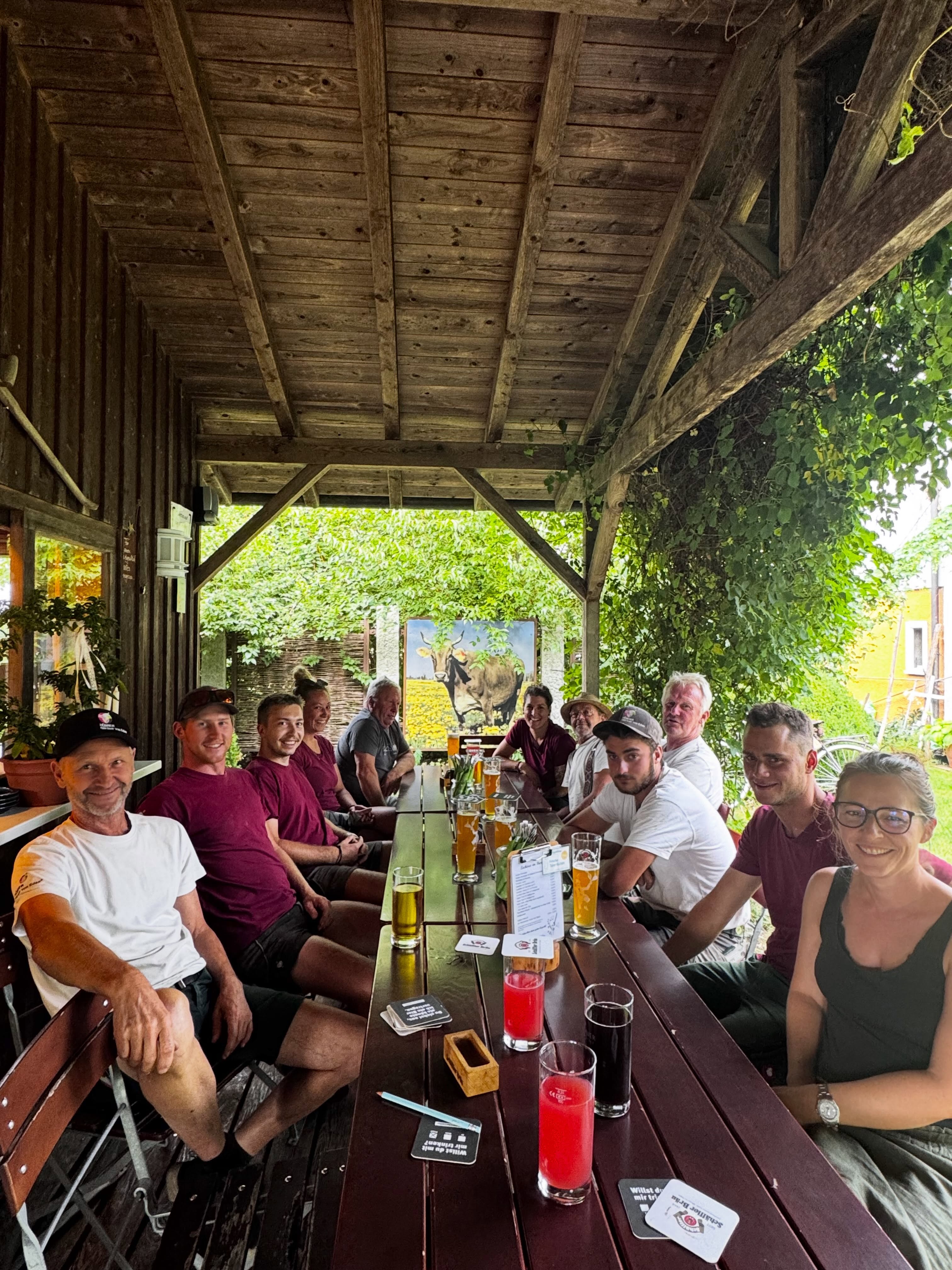 Bevor wir in die Sommerpause starten, blicken wir mit einem richtig guten Gefühl auf unsere letzte Arbeitswoche zurück. ☀️🌿
Was unser Team in nur wenigen Tagen geleistet hat, macht uns stolz:
✅ 200 m² Rollrasen verlegt – aus Erde wurde eine grüne Wohlfühlfläche.
✅ 300 m² hochwertige Keramikbeläge eingebaut.
✅ Eine neue Poolbaustelle für einen kleinen Minipool gestartet. 💦
✅ Rund 150 m² Staudenbeete für die Herbstpflanzung vorbereitet. 🌸
✅ 20 m² Muschelkalk-Natursteinmauer errichtet – echtes Handwerk mit Charakter. 🪨
✅ Sämtliche Maschinen gewartet, gepflegt und für den nächsten Einsatz fit gemacht.
Und das Schönste daran? Viele glückliche Kunden, die sich schon jetzt auf ihre neuen Gärten freuen.
Nach dieser intensiven, heißen und arbeitsreichen Zeit haben wir die Woche gemeinsam bei einem gemütlichen Biergartenabend ausklingen lassen. Ein großes Dankeschön an unser gesamtes Team für euren Einsatz und euren Zusammenhalt. Darauf können wir gemeinsam stolz sein! 🍻👏
Jetzt heißt es für uns: Sommerpause! 🌞
Wir sind bis einschließlich 26. August im Betriebsurlaub und tanken neue Energie. Danach starten wir voller Motivation in die Herbstsaison – eine der schönsten Zeiten für die Gartengestaltung, Pflanzungen und neue Lieblingsplätze im Garten.
💬 Und jetzt seid ihr dran:
Welches Gartenprojekt schwirrt gerade in eurem Kopf herum? Ein neuer Sitzplatz, ein Pool, ein blühendes Staudenbeet oder vielleicht der komplette Traumgarten? Schreibt es uns gerne in die Kommentare – wir freuen uns auf eure Ideen und darauf, sie nach unserem Urlaub gemeinsam Wirklichkeit werden zu lassen.
Wir wünschen euch allen einen wunderschönen Sommer und eine erholsame Ferienzeit! ☀️🌿
#gaertnervoneden #gartengestaltung #landschaftsgaertner #sommerpause #teamwork