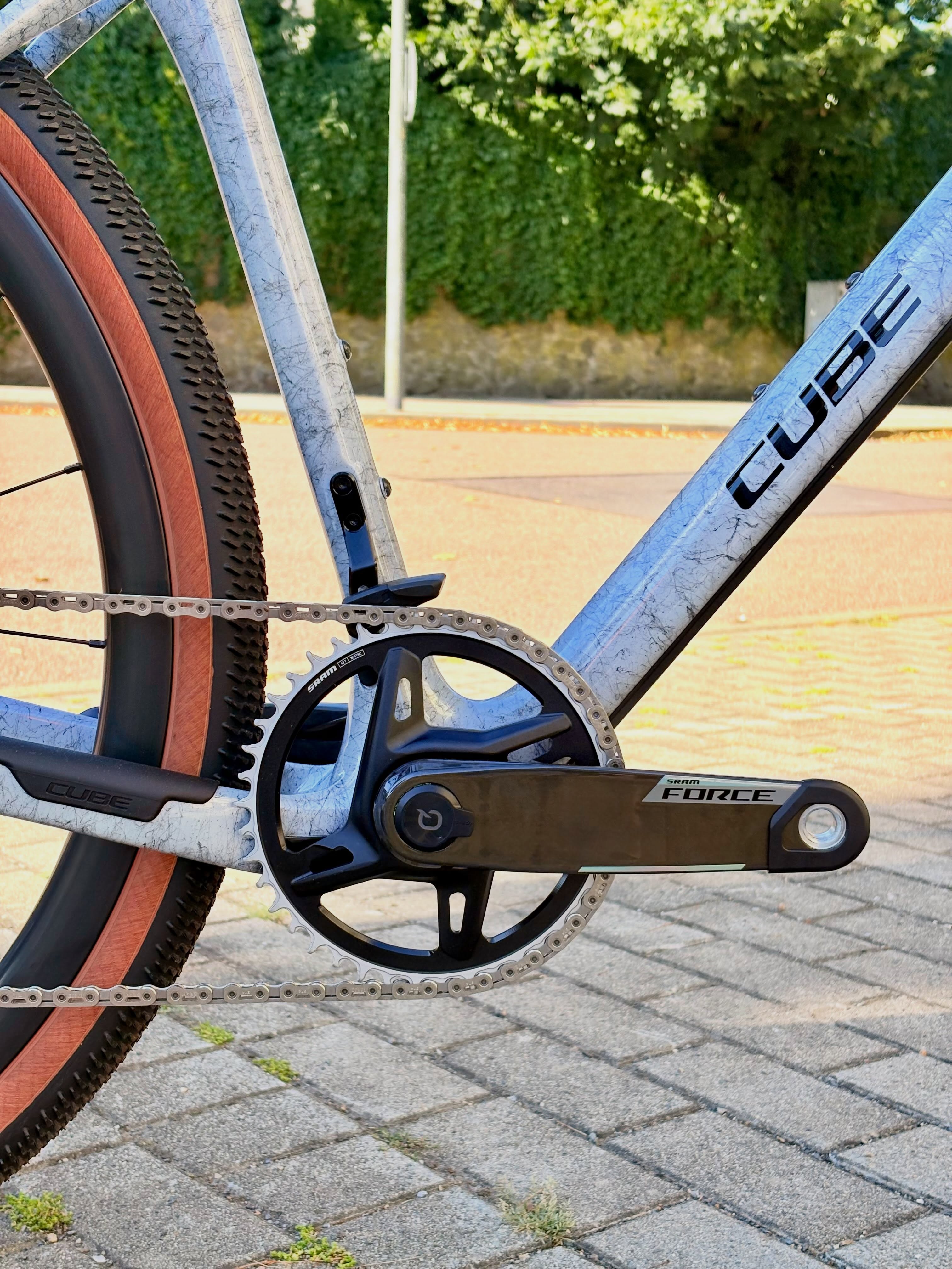 Neues Nuroad, neuer Look 🚀
Das neue CUBE Nuroad C:62 EXC ist da – und kommt in der Farbe wolf fibre mal wieder mit einer Lackierung, die definitiv auffällt. 👀
Dazu gibt’s eine neue Lenker-Vorbau-Einheit, die dem Nuroad nicht nur einen modernen Look verpasst, sondern das Cockpit auch richtig clean wirken lässt.
Und jetzt kommt’s: Trotz Updates ist das Nuroad C:62 EXC sogar 100 € günstiger als im letzten Jahr. 💥
Neuer Look, neues Cockpit, bewährtes Nuroad-Konzept – und weniger auf dem Preisschild. Klingt ziemlich gut, oder? 😏
#cube #cubenuroad #nuroad #gravelbike #bikepointdresden