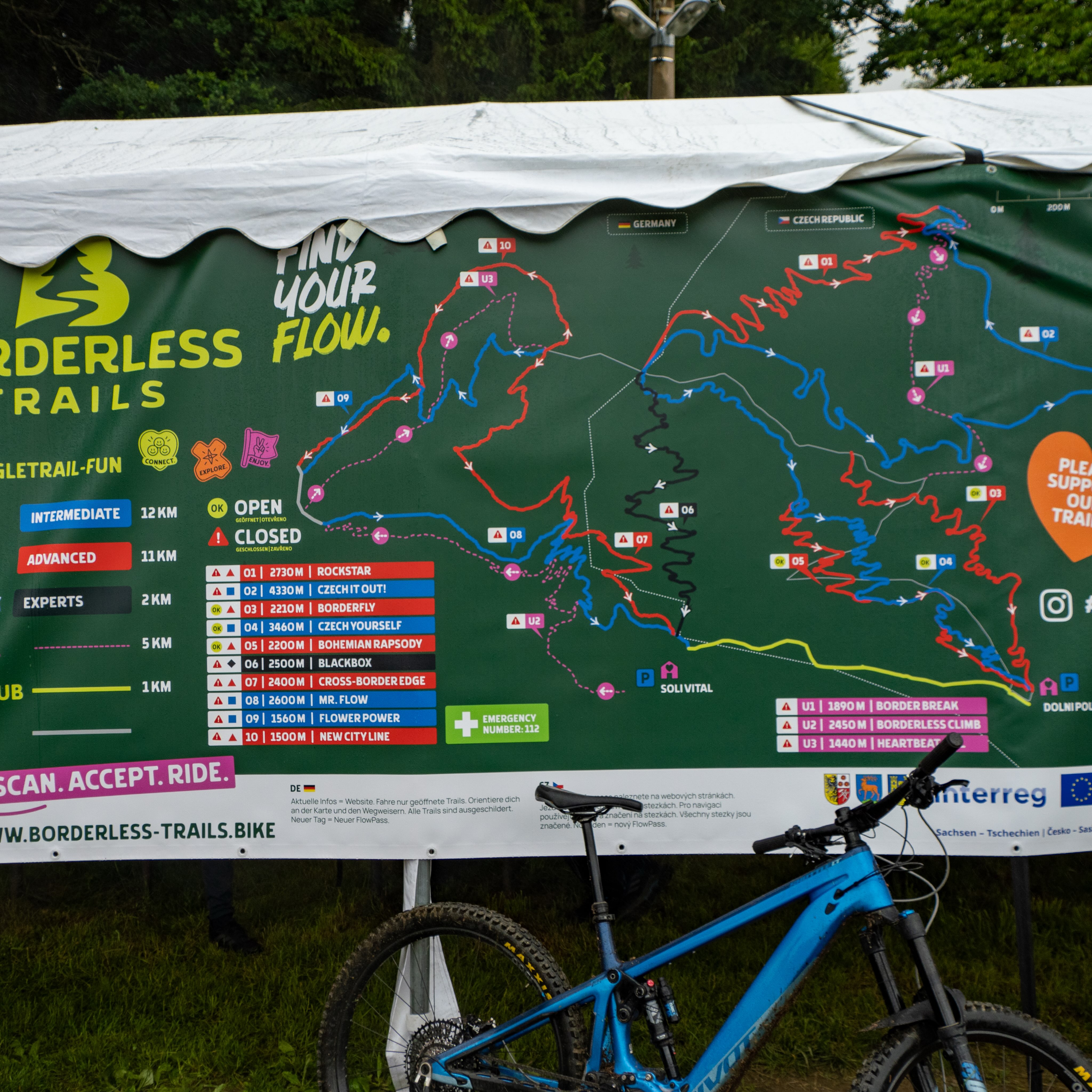 Für das @bike.magazin habe ich dem neuen Trailpark in der sächsisch-böhmischen Schweiz einen Besuch abgestattet. Der Name verspricht es schon „Borderless Trails“ @borderlesstrails.bike , ein grenzüberschreitendes Bikeangebot. Doch Achtung, wer die zukünftigen 15 Trails fahren möchte, benötigt einiges an Kondition oder kommt gleich mit dem E-Bike. Denn die ca 32 Km haben es in sich und überwinden crica 160 Höhenmeter pro Abfahrt. Noch ist nicht alles fertig, aber vor allem auf tschechischer Seite sind schon Trails befahrbar.
Gute Einstiegspunkte sind das SoliVital in @sebnitz.de und die Teiche nähe Bahnhof in @dolnipoustevna .
Wie es zum Park kam: dazu lest ihr mehr im Artikel: https://www.bike-magazin.de/touren/europa/borderless-trails-im-boehmischen-wald-auf-deutscher-seite-wird-nun-geschaufelt/
.
Mit dabei waren @kurt.727 Vendula und auch @ingo.loth haben wir getroffen.
.
#mountainbike #mtb #bike #bikemagazin #borderlesstrails