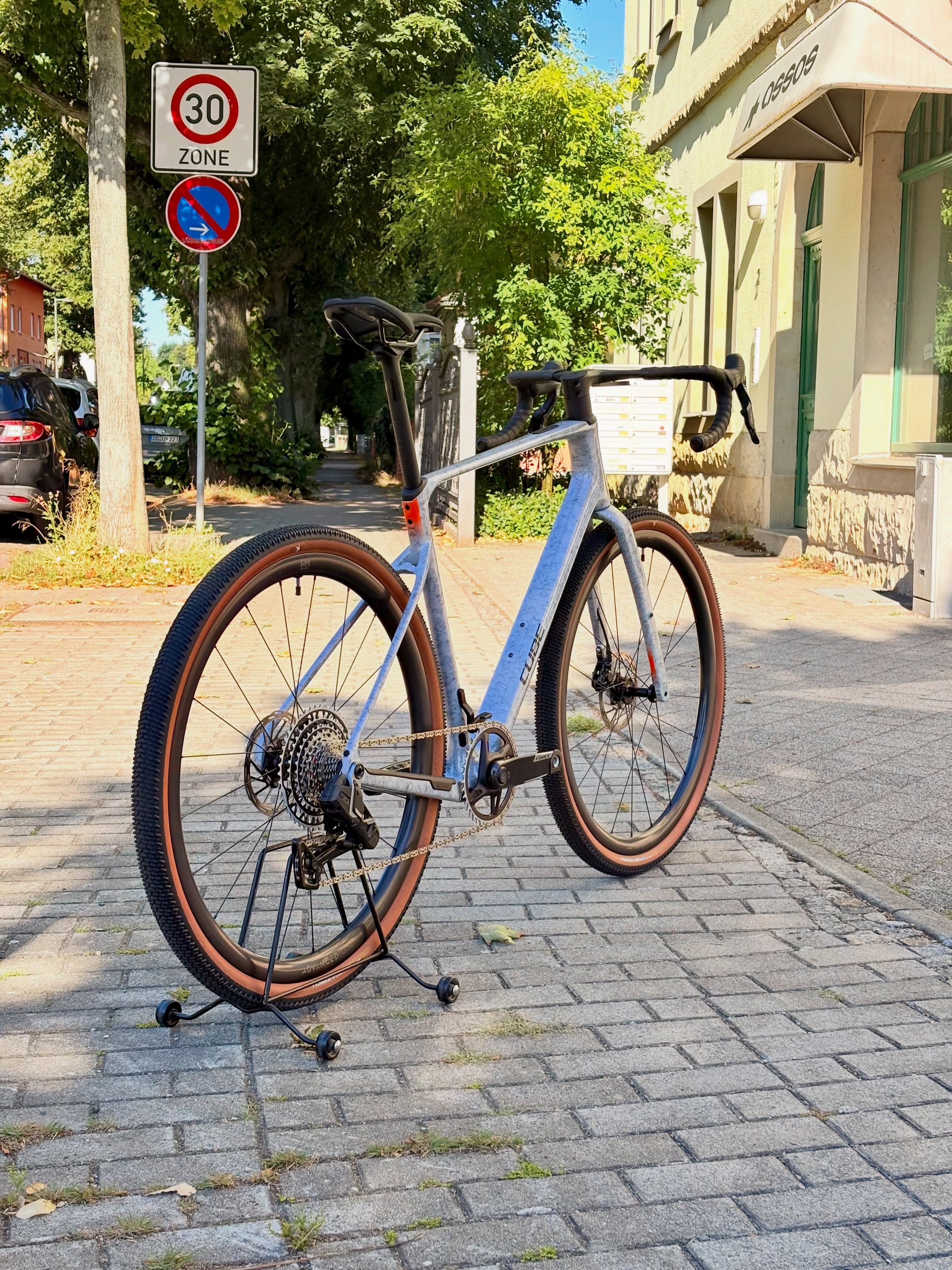 Neues Nuroad, neuer Look 🚀
Das neue CUBE Nuroad C:62 EXC ist da – und kommt in der Farbe wolf fibre mal wieder mit einer Lackierung, die definitiv auffällt. 👀
Dazu gibt’s eine neue Lenker-Vorbau-Einheit, die dem Nuroad nicht nur einen modernen Look verpasst, sondern das Cockpit auch richtig clean wirken lässt.
Und jetzt kommt’s: Trotz Updates ist das Nuroad C:62 EXC sogar 100 € günstiger als im letzten Jahr. 💥
Neuer Look, neues Cockpit, bewährtes Nuroad-Konzept – und weniger auf dem Preisschild. Klingt ziemlich gut, oder? 😏
#cube #cubenuroad #nuroad #gravelbike #bikepointdresden