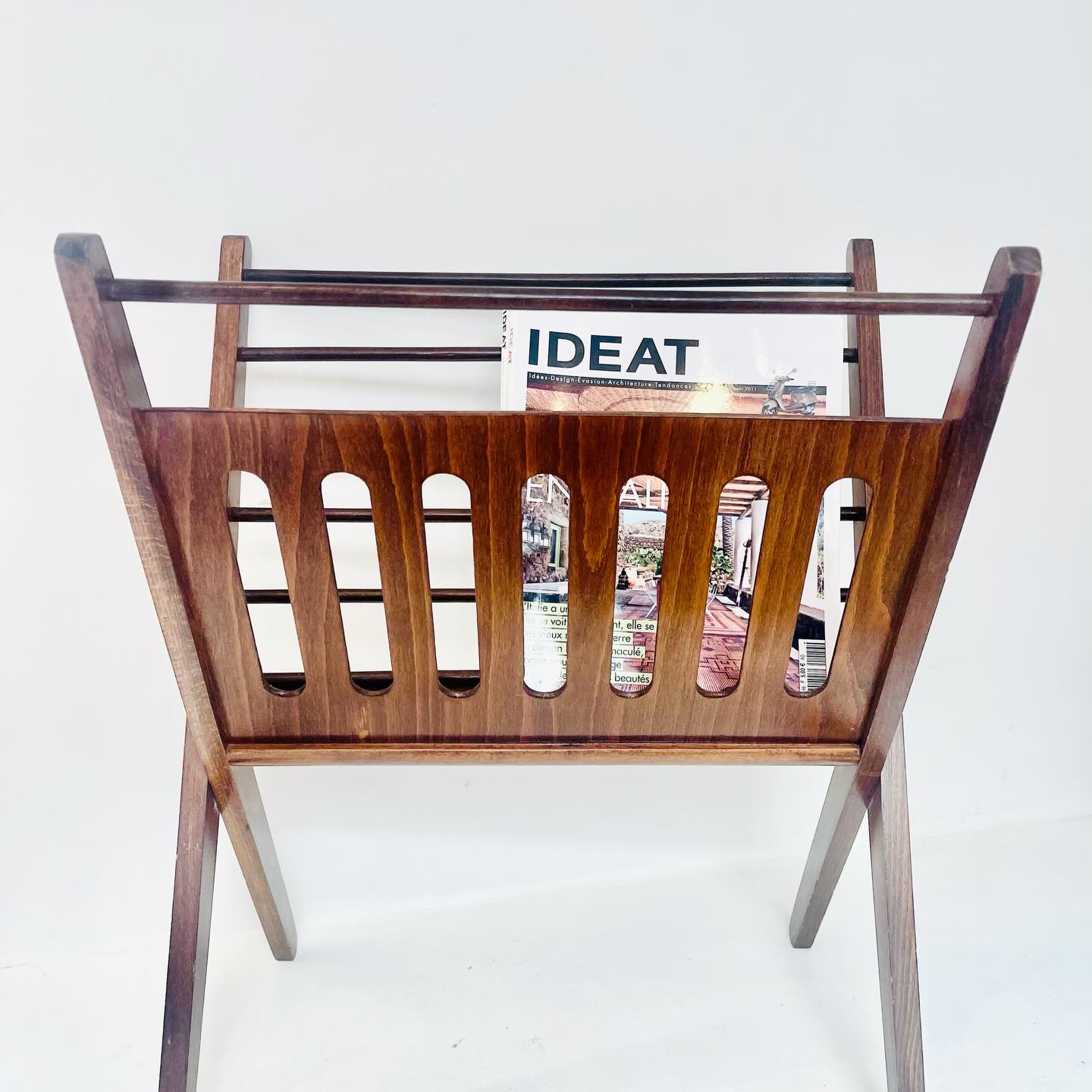 Porte-revues vintage attribué à Cees Braakman, emblématique du design hollandais des années 50.
Sa structure en bois aux lignes organiques lui confère une élégance sobre et intemporelle.
À la fois pratique et décoratif, il trouve facilement sa place dans un salon, près d’un canapé ou dans un coin lecture.
Une pièce de caractère, typique du design mid-century européen.
Infos boutique
? 94 avenue Foch, 77590 Bois-le-Roi
? Ouvert du mercredi au samedi de 15h à 18h30
#ceesbraakman #porterevues #designhollandais #designannees50 #midcentury midcenturymodern mobilierdesign mobilierancien vintagemobilier designvintage decointerieur decovintage brocante chineuse objetvintage vintagehome labrocbacott