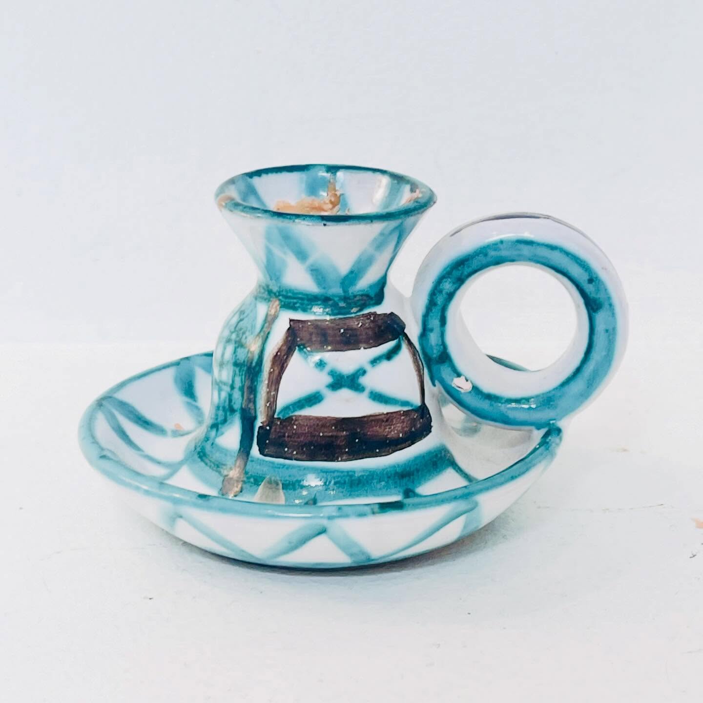 Ensemble de céramiques Robert Picault, emblématique du travail de Vallauris dans les années 50-60.
Ces pièces aux décors graphiques peints à la main, dans des tonalités de turquoise, brun et blanc, illustrent parfaitement l’univers reconnaissable du céramiste.
Bougeoir et coupelles à manche composent cet ensemble à la fois décoratif et fonctionnel, à disposer ensemble ou séparément selon les envies.
Des pièces authentiques, pleines de caractère, qui apportent une touche méditerranéenne et vintage à un intérieur.
Infos boutique
? 94 avenue Foch, 77590 Bois-le-Roi
? Ouvert du mercredi au samedi de 15h à 18h30
#robertpicault #vallauris #ceramiquevallauris #ceramiquevintage #annees50 annees60 artisanatfrancais ceramiquefrancaise decovintage decointerieur objetancien brocante chineuse collectionvintage midcentury vintagehome labrocbacott