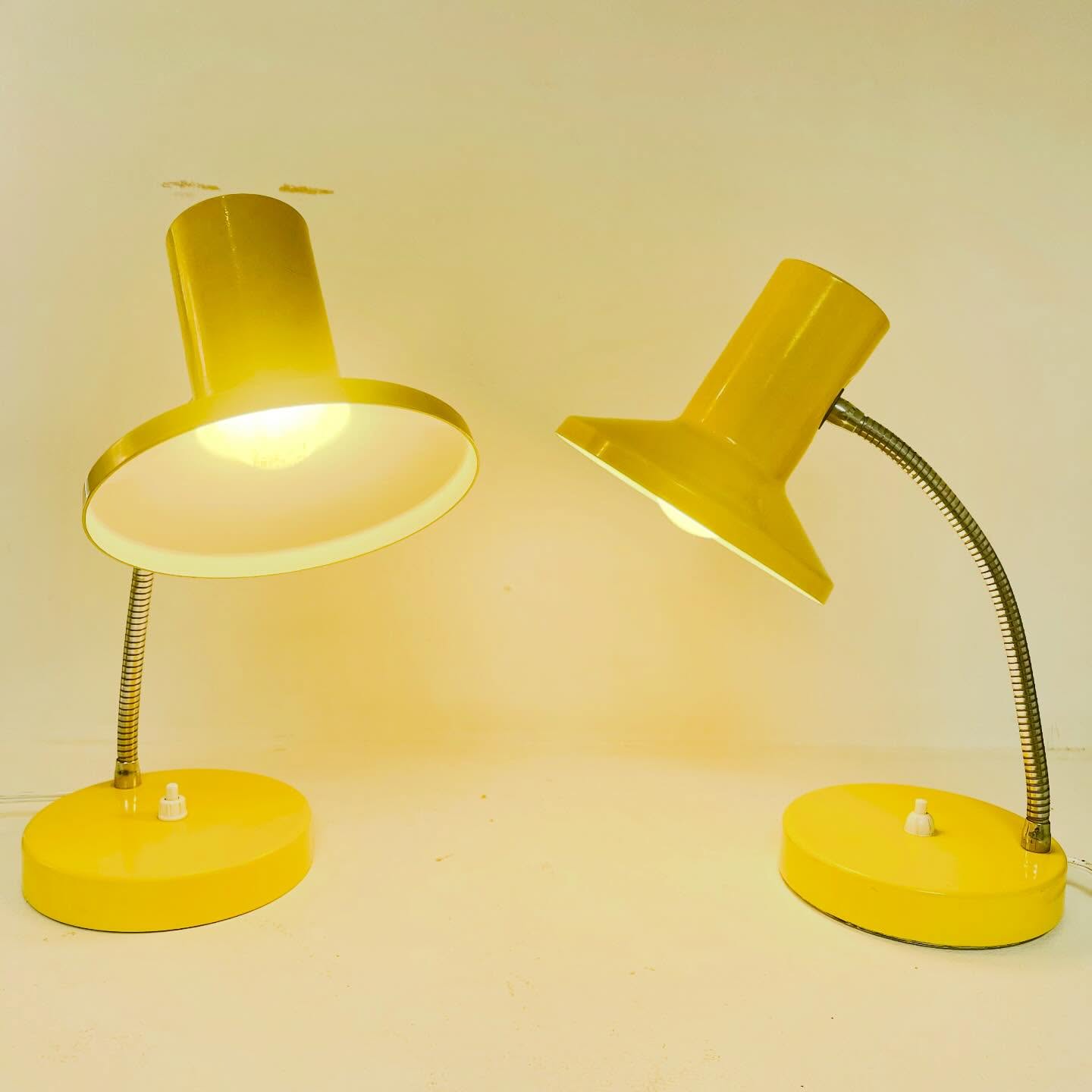 Paire de lampes de bureau vintage des années 70, au coloris jaune vif et au design fonctionnel.
Leur bras flexible permet d’orienter la lumière avec précision, tandis que leur ligne simple et efficace en fait des pièces typiques du design industriel et vintage de l’époque.
À poser sur un bureau, une table de chevet ou en duo dans une pièce de vie pour une touche pop et lumineuse.
Une paire aussi pratique que décorative.
Infos boutique
? 94 avenue Foch, 77590 Bois-le-Roi
? Ouvert du mercredi au samedi de 15h à 18h30
#lampevintage #lampedebureau #lampejaune #designannees70 #annees70 vintagelighting luminairevintage lampeindustrielle designscandinave midcentury midcenturymodern decointerieur decovintage brocante chineuse objetvintage vintagehome lampeflexible labrocbacott