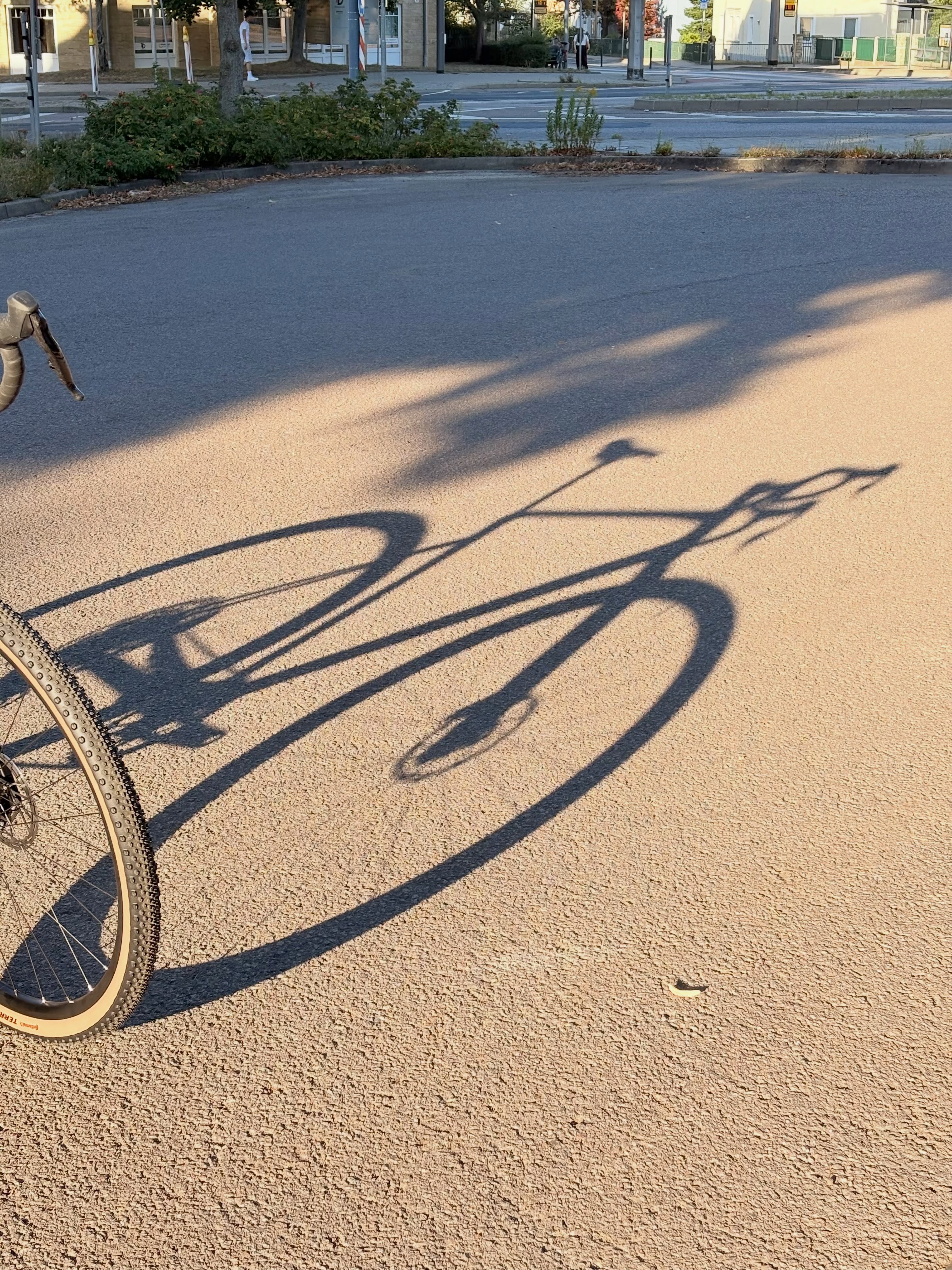 🚀 Das Bike mit dem besten Preis-Leistungs-Verhältnis für 2027?
Wer genau hinsieht, entdeckt sie: Die Schweißnähte verstecken sich unter der abgefahrenen „Spaceship“-Lackierung des neuen CUBE Nuroad SLX. 👀✨
Und nicht nur optisch gibt’s hier einiges zu entdecken: Das Nuroad SLX ist das erste CUBE Alu-Gravelbike mit elektronischer Schaltung! ⚡️
Mit SRAM Rival 13-fach bekommst du elektronische Schaltperformance, jede Menge Gravel-Feeling und das Ganze für gerade mal 1.999 €. 🤯
Kurz gesagt: Alu, Gravel, elektronisch und 13-fach – für unter 2.000 €.
Was will man mehr? 😏
#cube #cubenuroad #nuroadslx #gravelbike #bikepointdresden