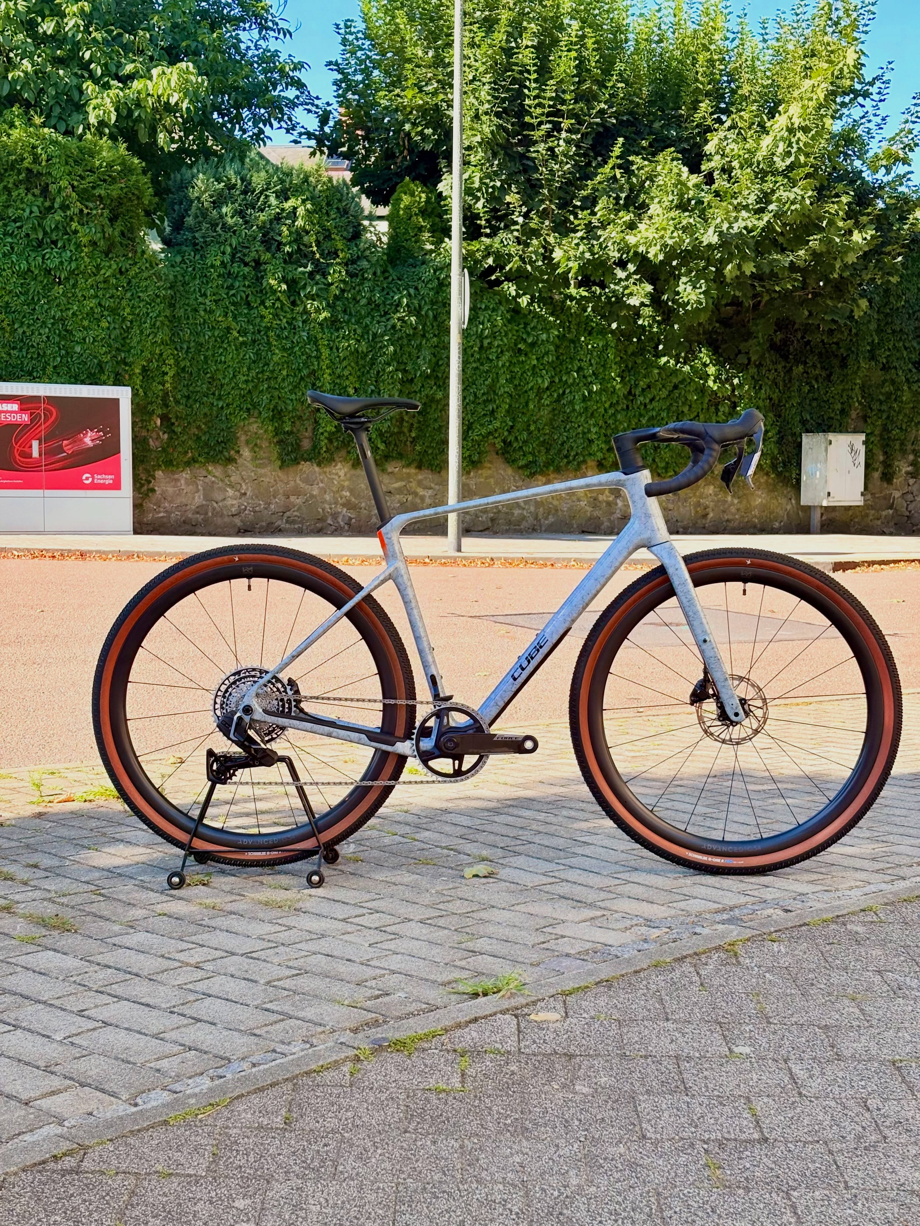 Neues Nuroad, neuer Look 🚀
Das neue CUBE Nuroad C:62 EXC ist da – und kommt in der Farbe wolf fibre mal wieder mit einer Lackierung, die definitiv auffällt. 👀
Dazu gibt’s eine neue Lenker-Vorbau-Einheit, die dem Nuroad nicht nur einen modernen Look verpasst, sondern das Cockpit auch richtig clean wirken lässt.
Und jetzt kommt’s: Trotz Updates ist das Nuroad C:62 EXC sogar 100 € günstiger als im letzten Jahr. 💥
Neuer Look, neues Cockpit, bewährtes Nuroad-Konzept – und weniger auf dem Preisschild. Klingt ziemlich gut, oder? 😏
#cube #cubenuroad #nuroad #gravelbike #bikepointdresden