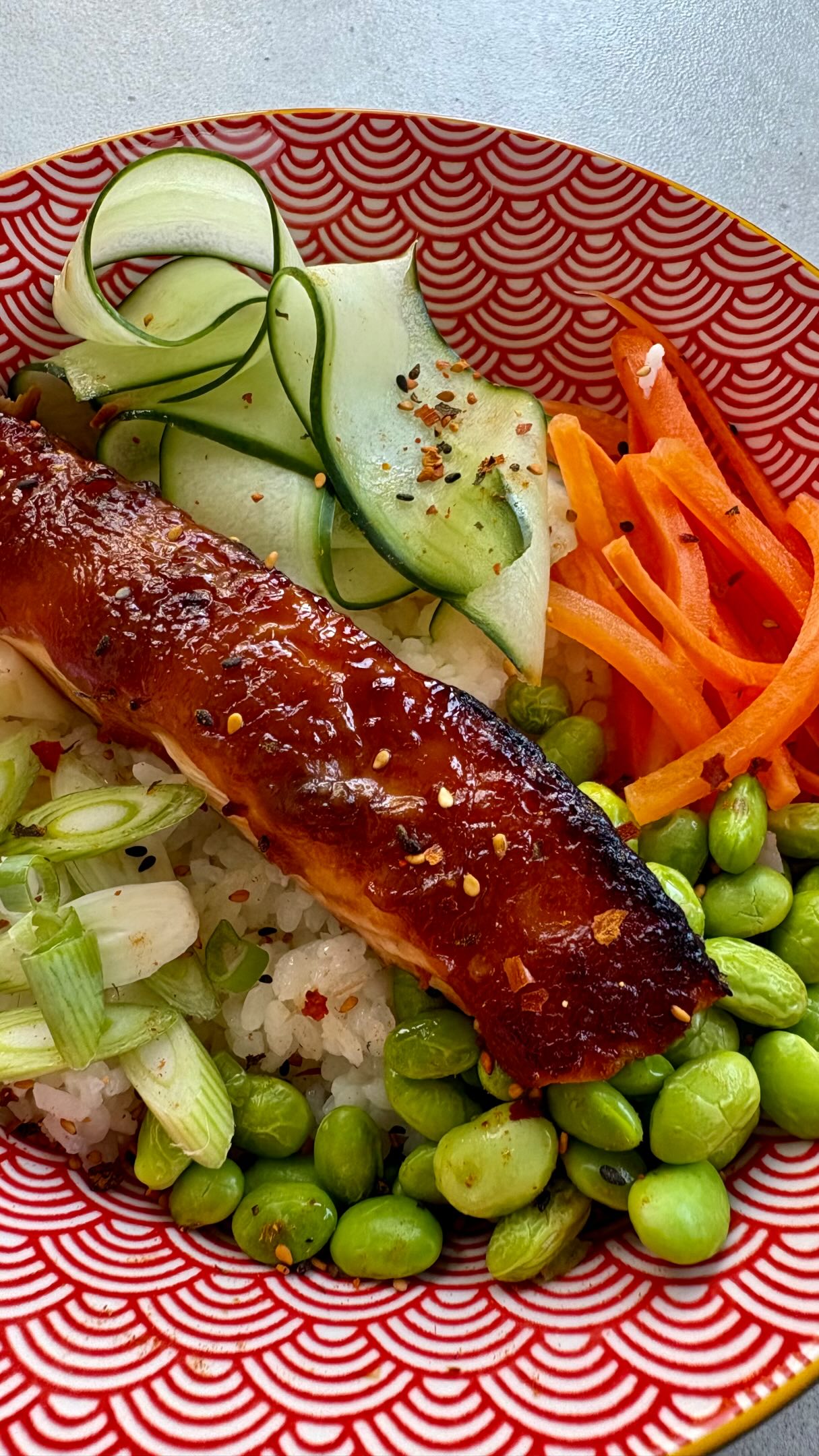 My beautiful new @mikasalifestyle ramen bowls arrived and I had to christen them! Miso honey salmon sushi bowl with sticky sushi rice, miso honey salmon, julienne carrots, cucumber strips, edamame beans, spring onions and spicy furikake. Served it simply with some of my favourite @lkkeurope soy sauce. So good!
White miso paste - @misotasty
#salmonrecipe #sushibowl #miso